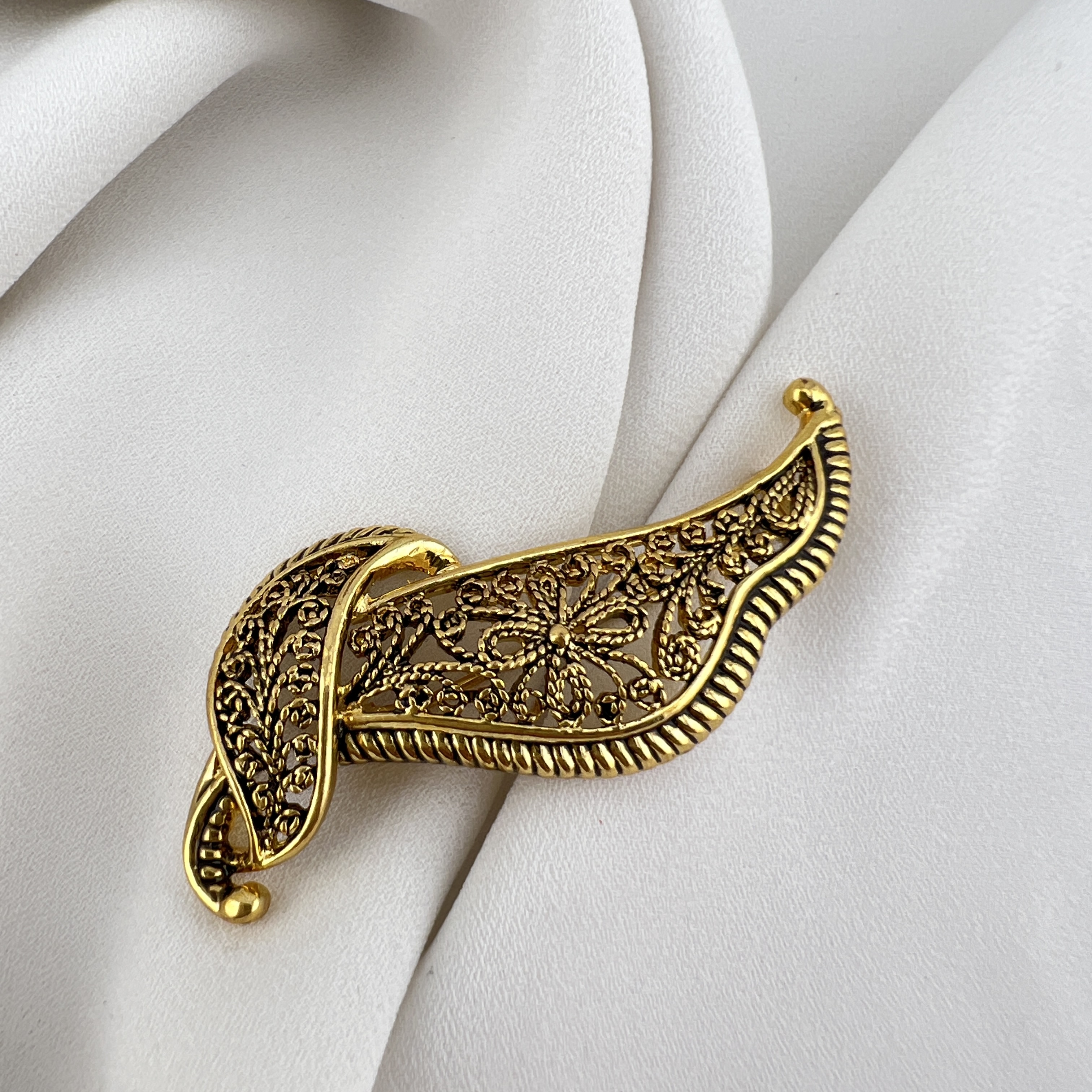 Vintažinė ažūrinė sagė „Auksinė banga“ – elegantiškas filigranas