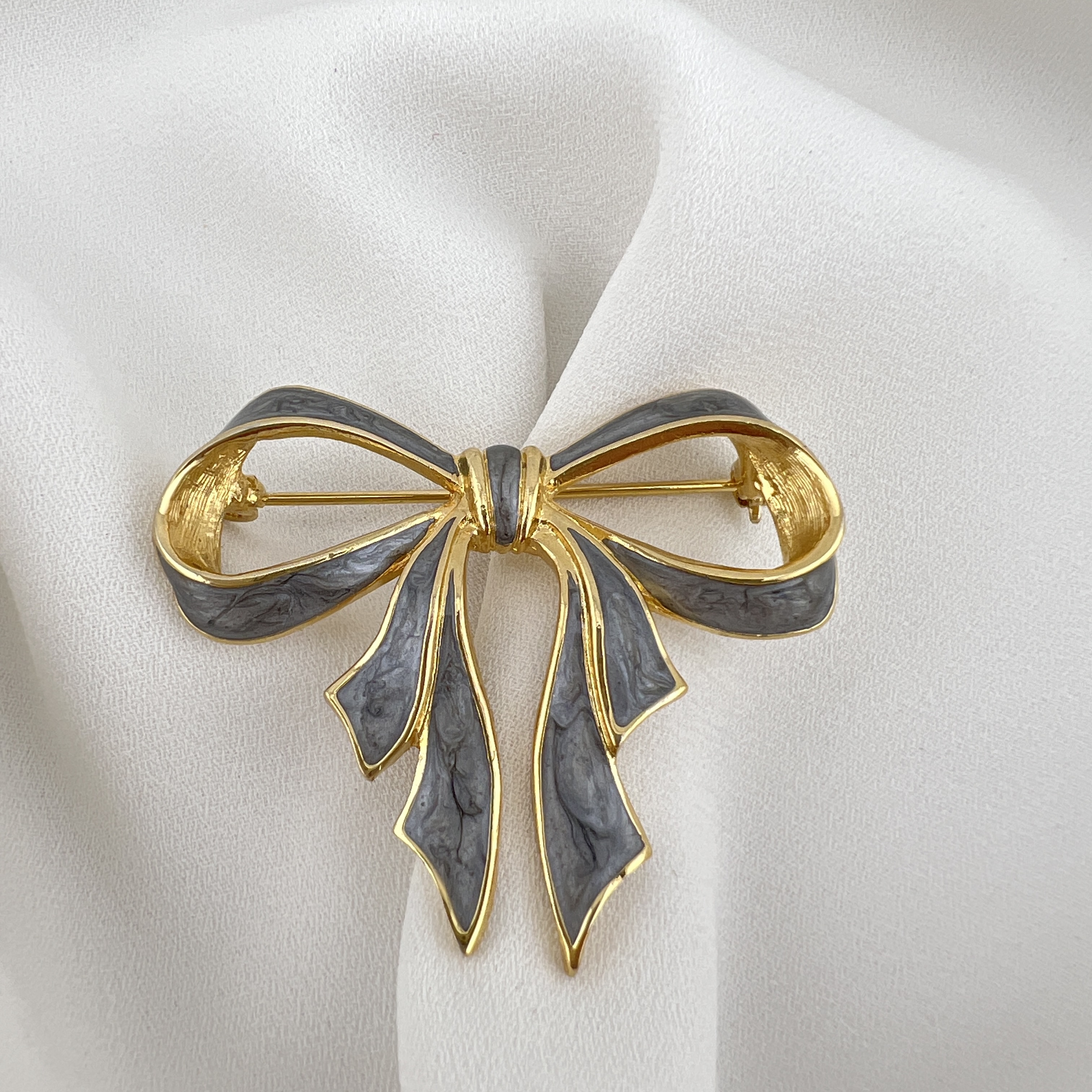 Vintažinė dviejų tonų kaspino sagė