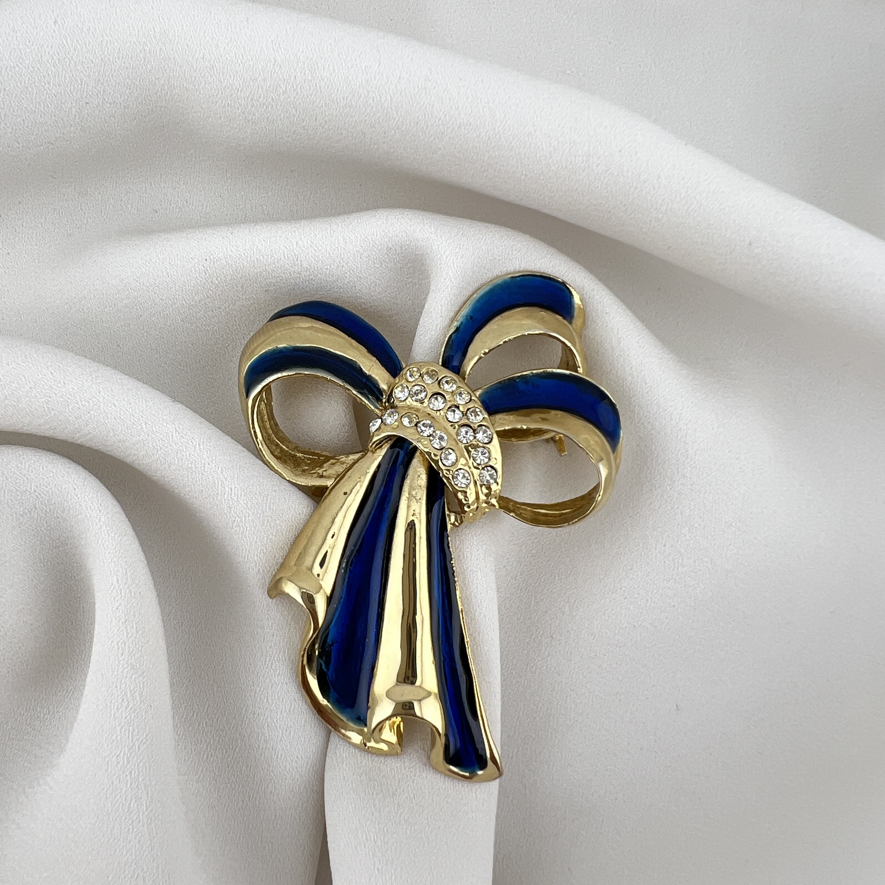 Mėlyno emalio ir kristalų kaspino sagė