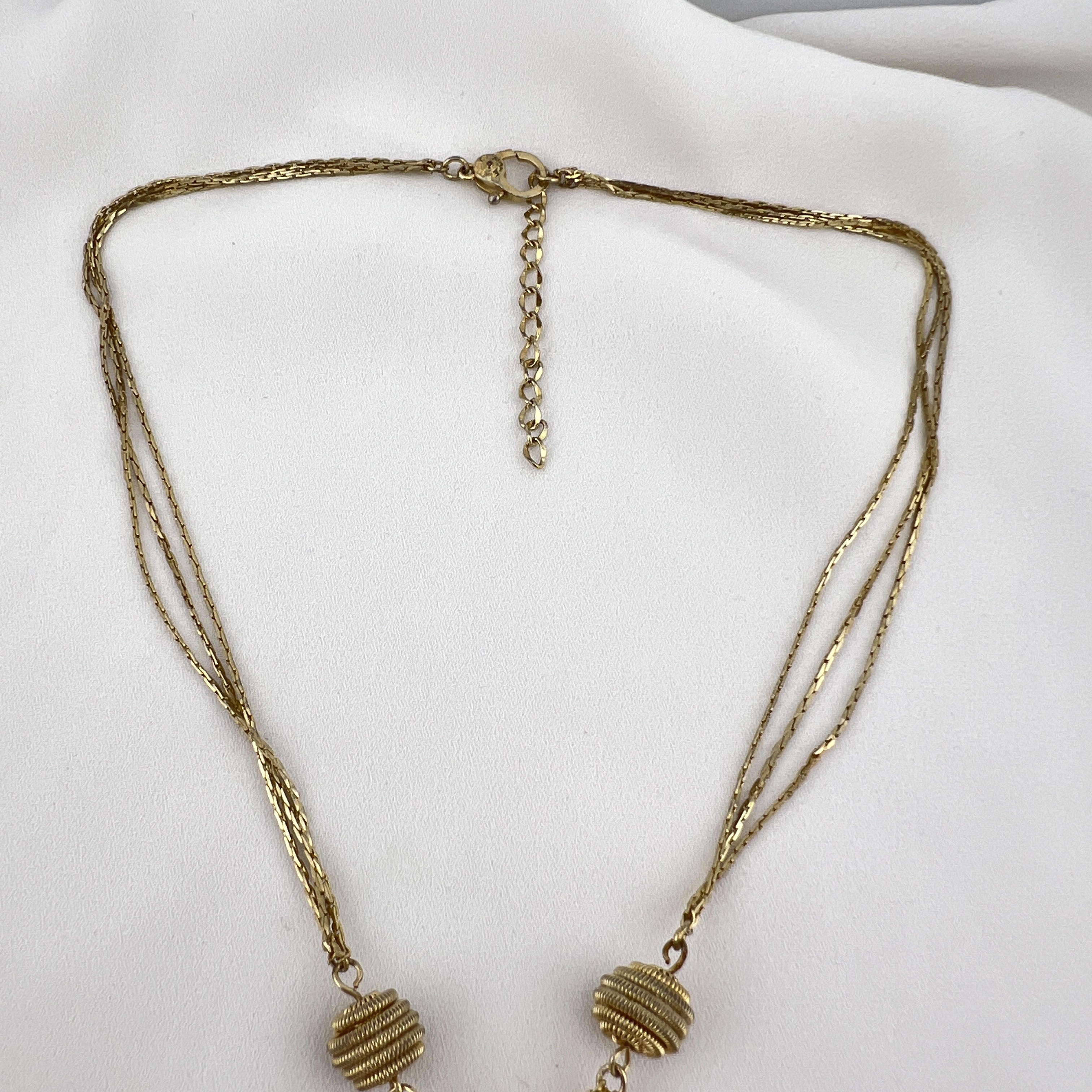 Aukso spalvos Monet vėrinys su kutu