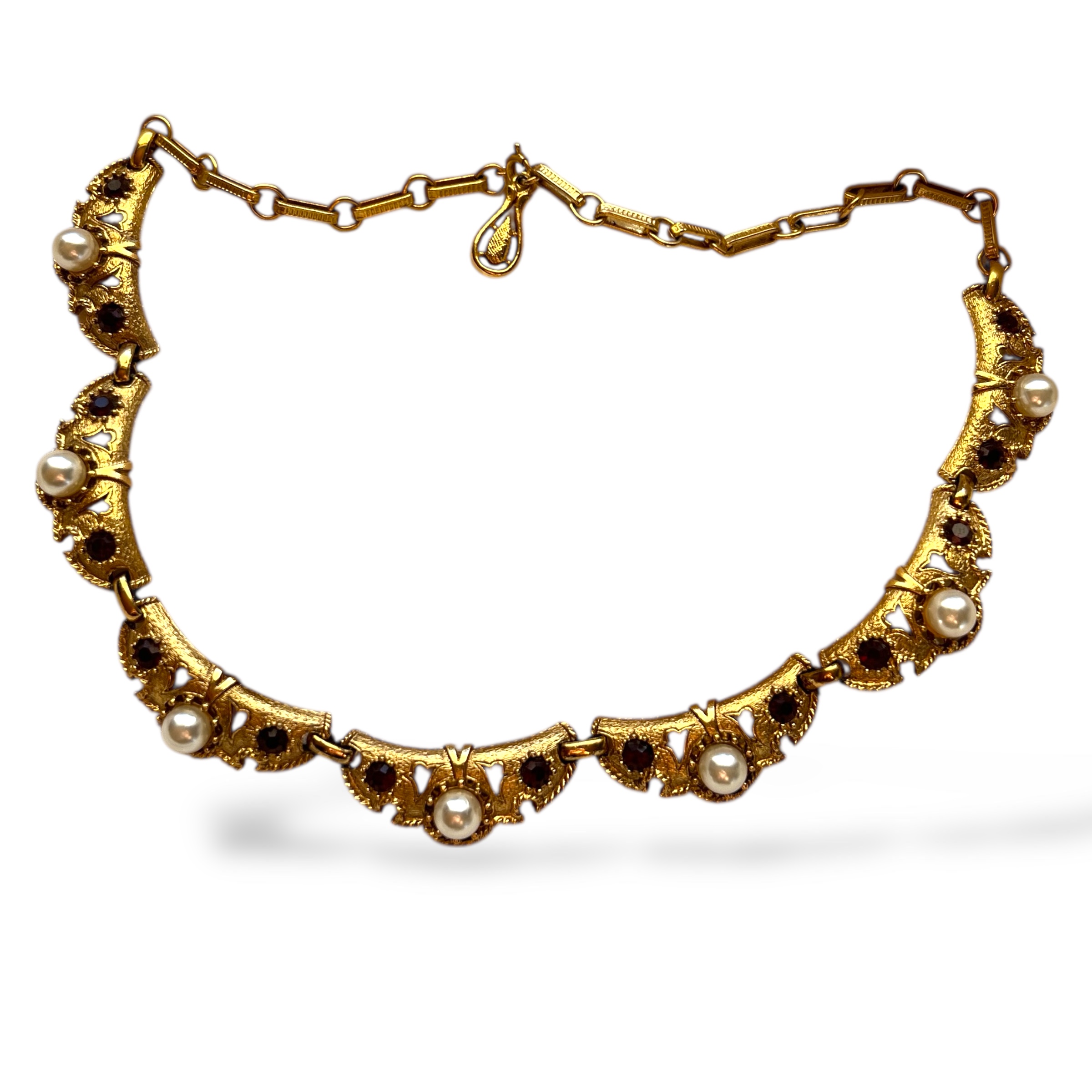 Vintažinis paauksuotas vėrinys su perlai̇s ir tamsiais akmenimis