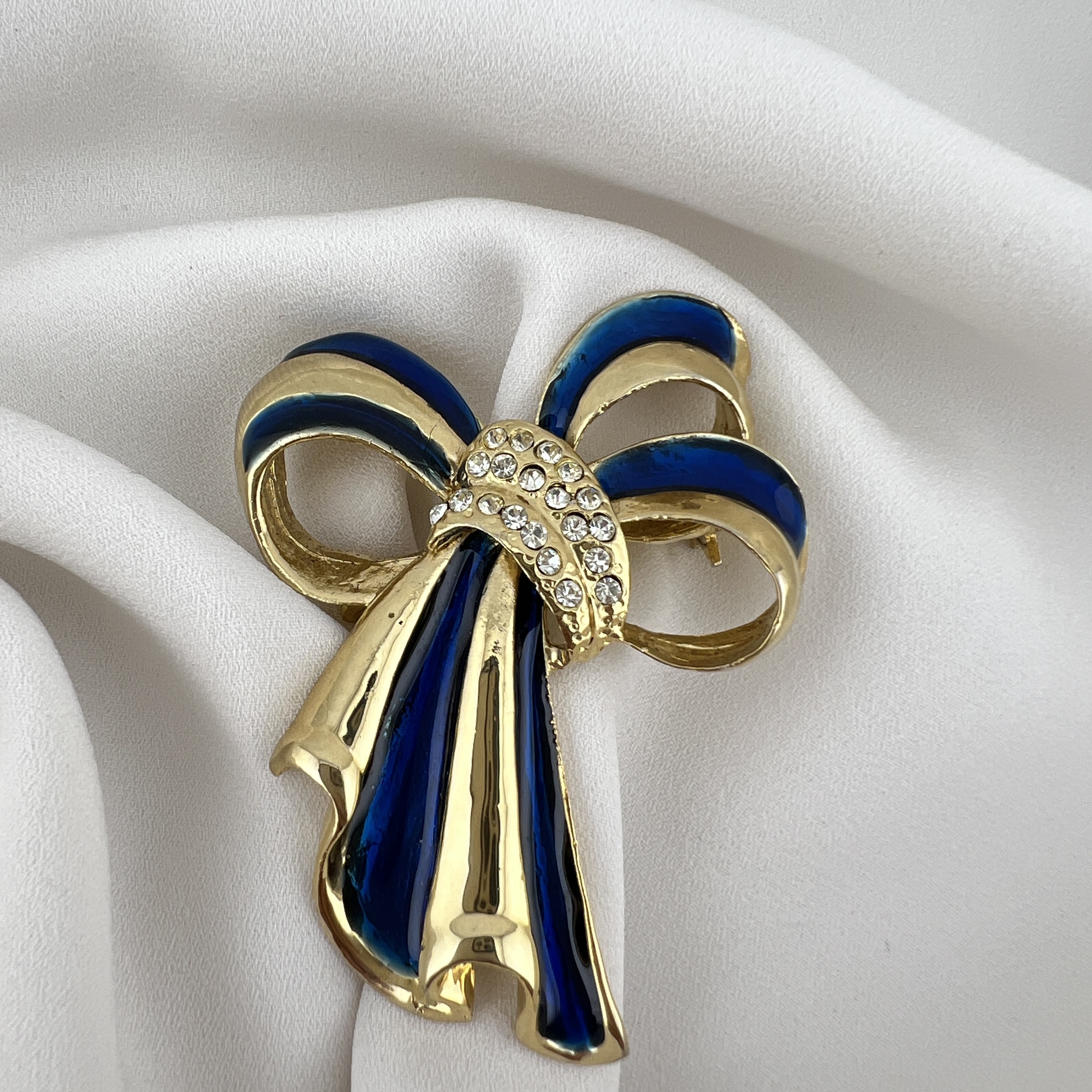 Mėlyno emalio ir kristalų kaspino sagė