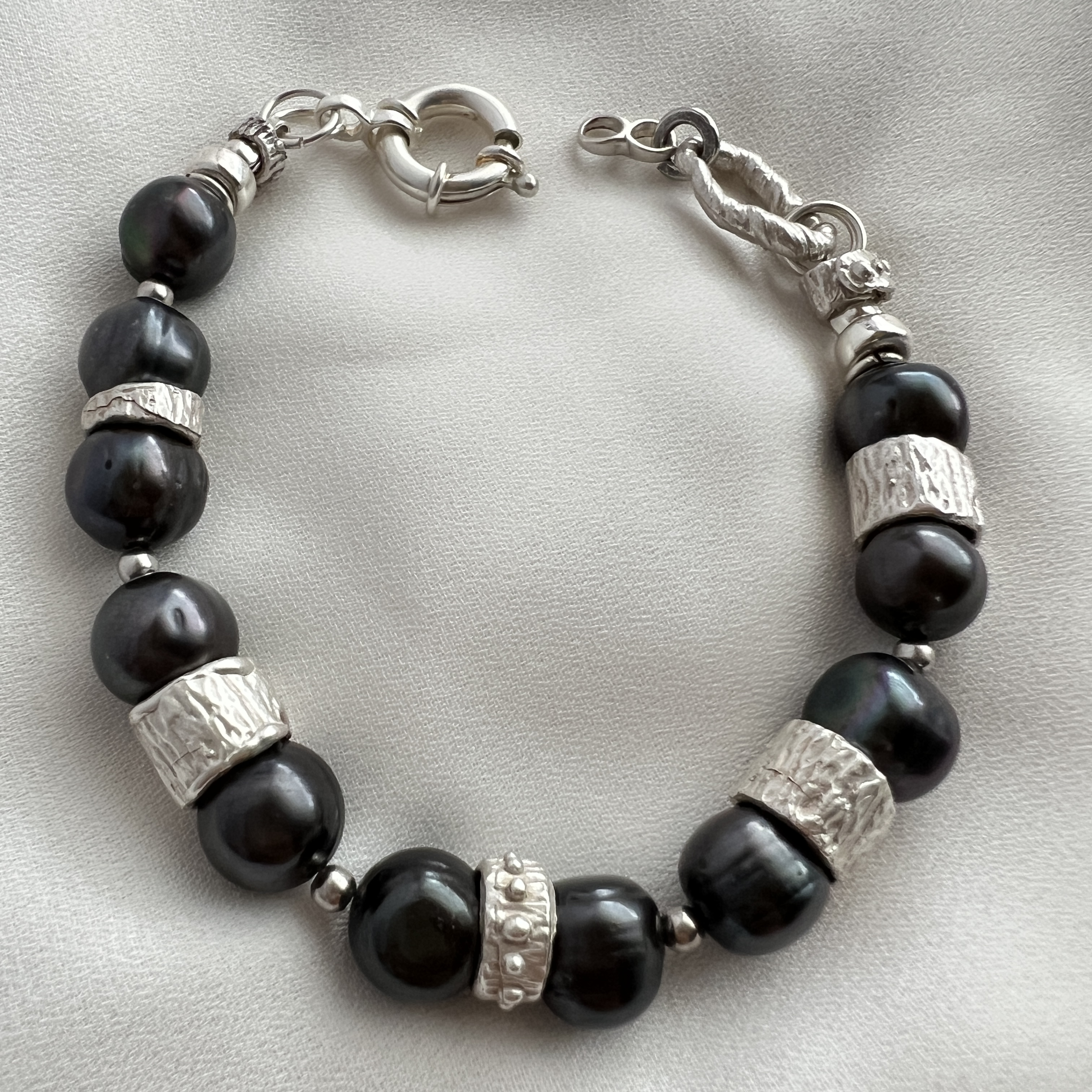 Rankų darbo sidabrinė apyrankė su perlais