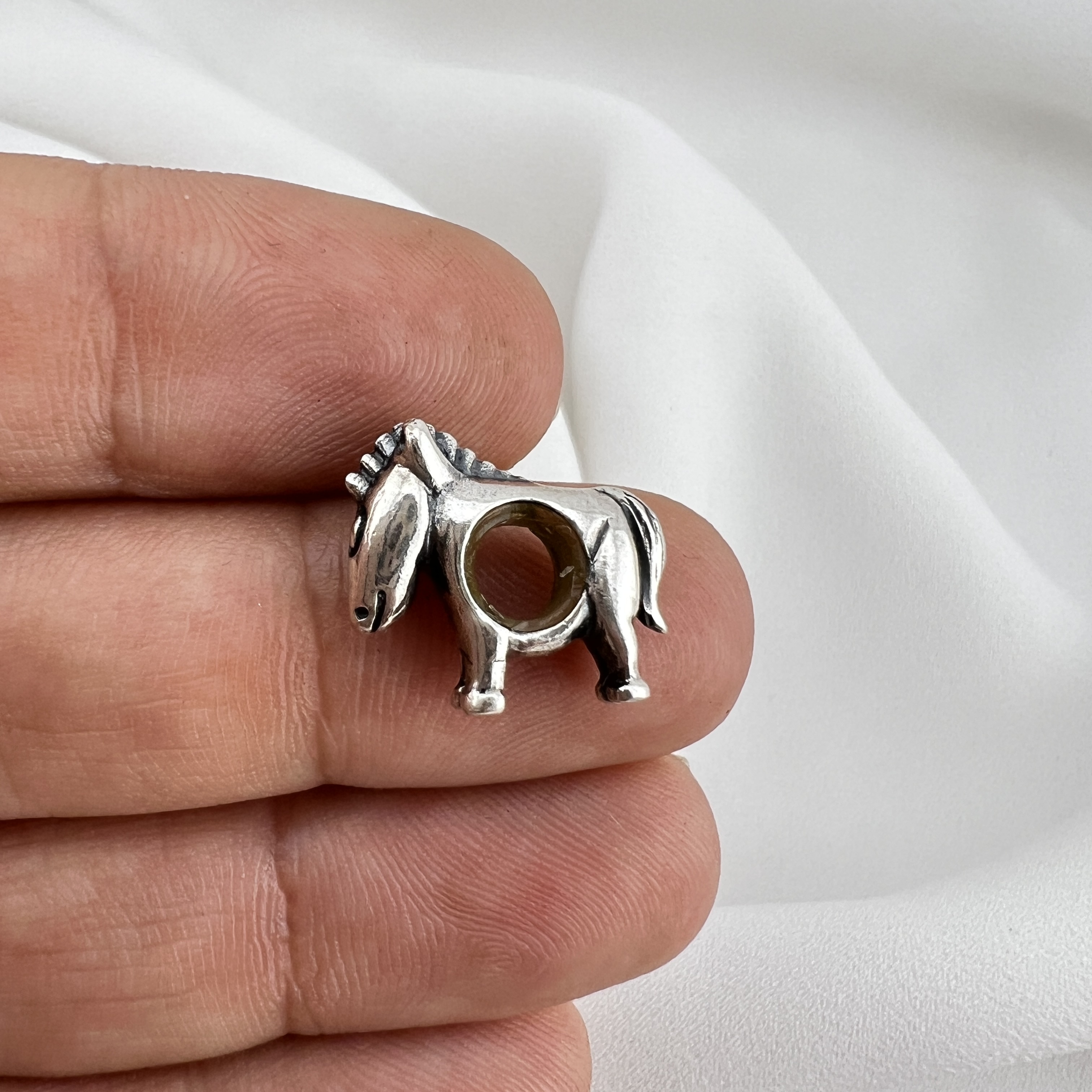 Sidabrinis karoliukas „Laisvasis arkliukas“