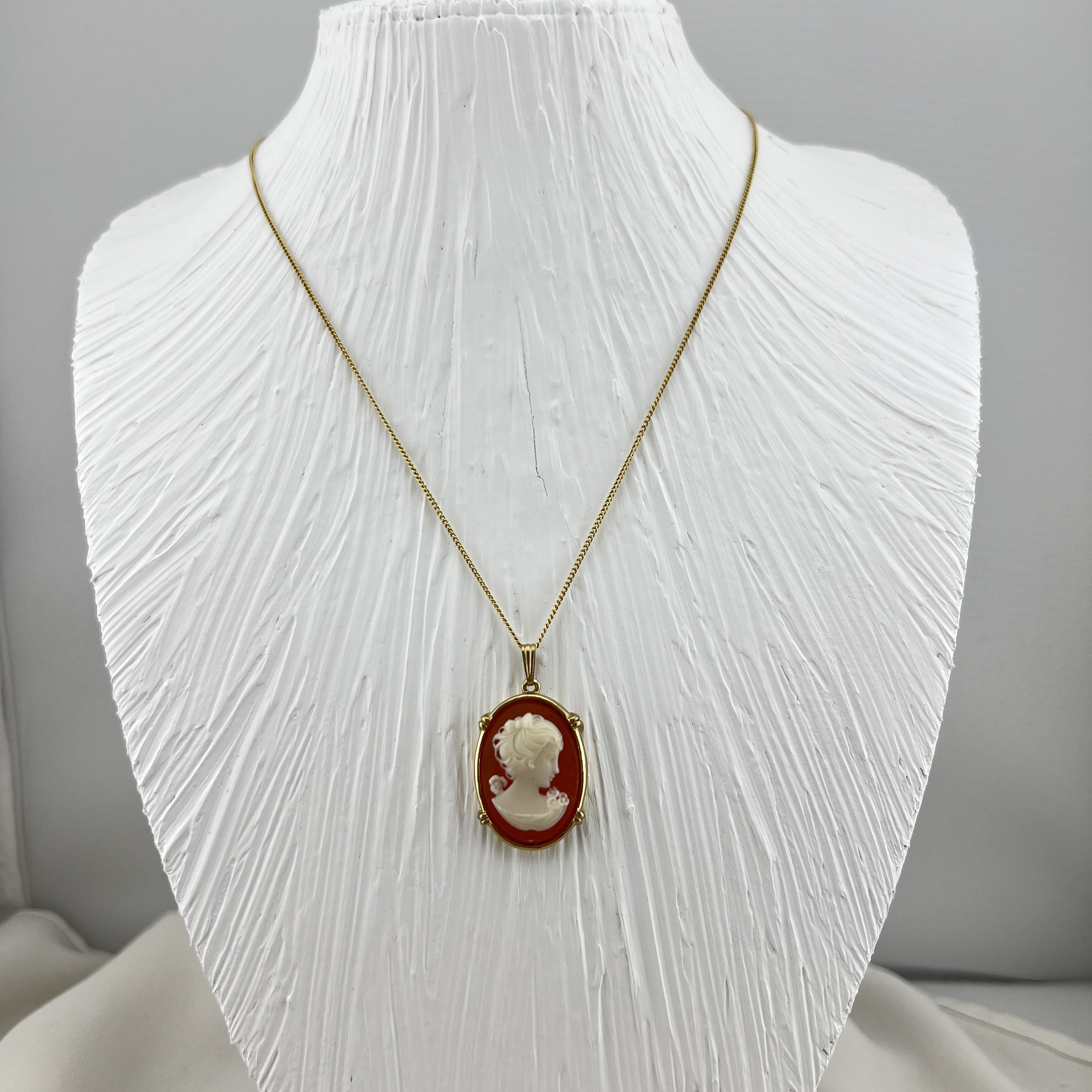 Aukso spalvos vėrinys su vintažine kamėja