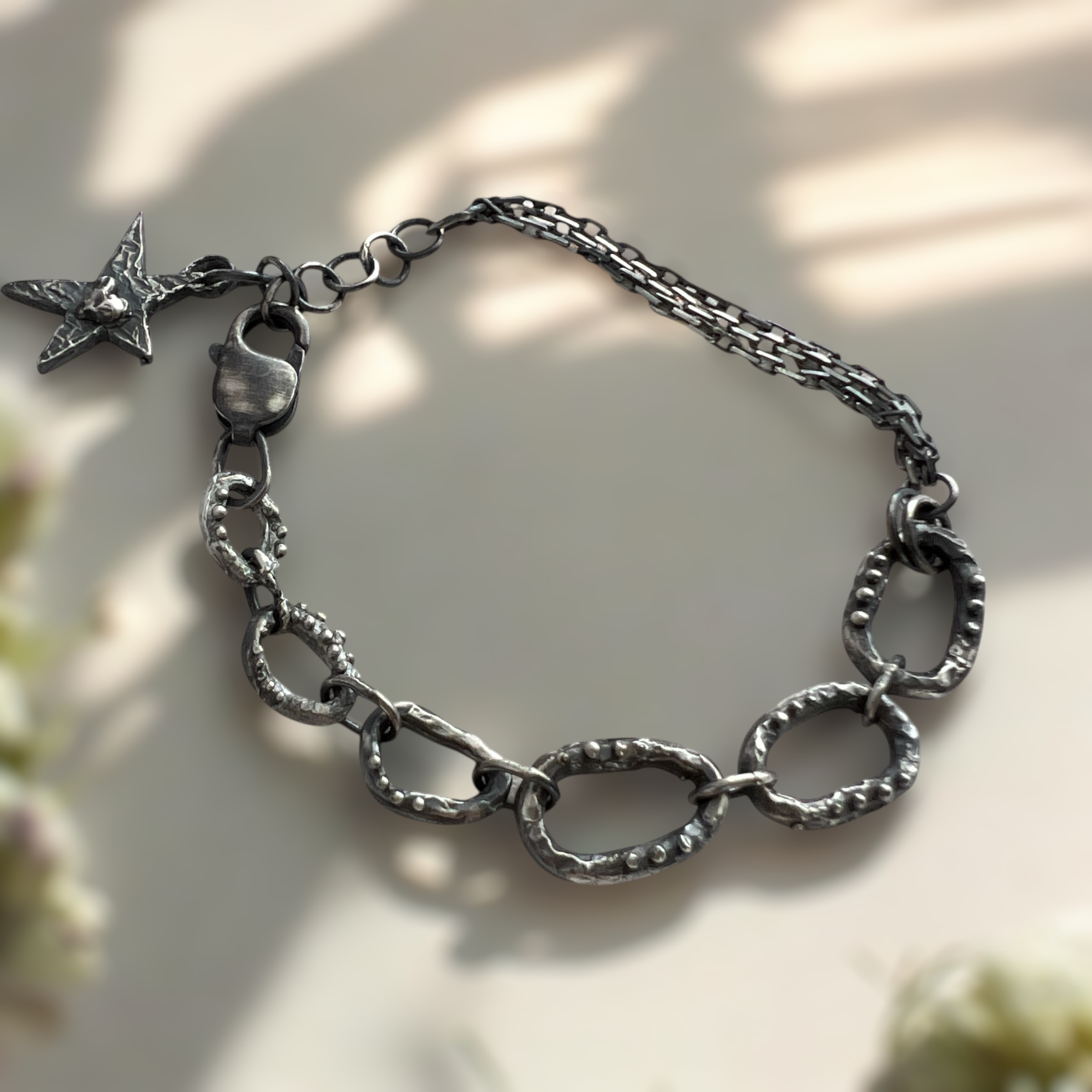 Rankų darbo oksiduoto sidabro grandinėlės apyrankė su žvaigždės pakabuku