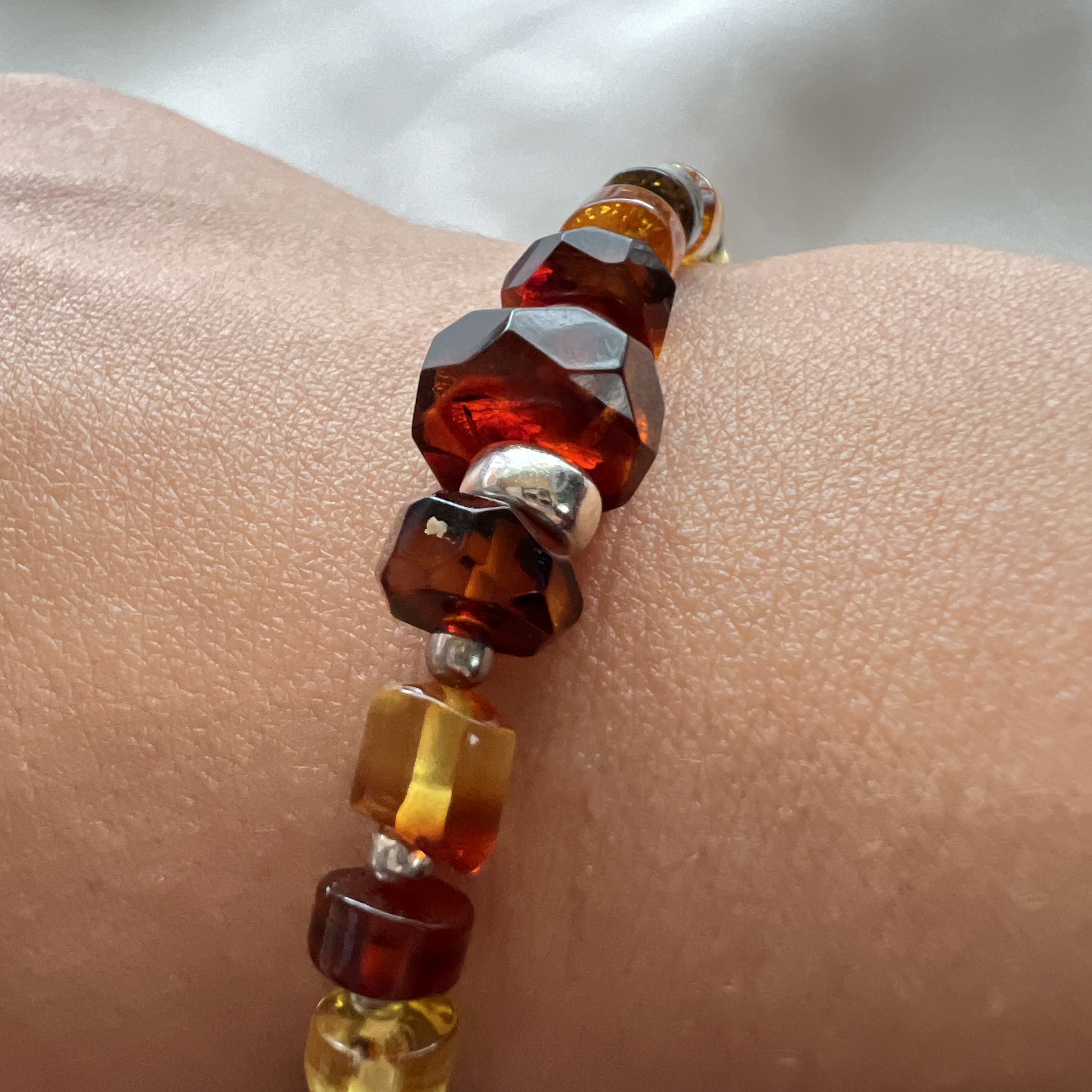 Vienetinė sidabrinė apyrankė su natūraliu gintaru