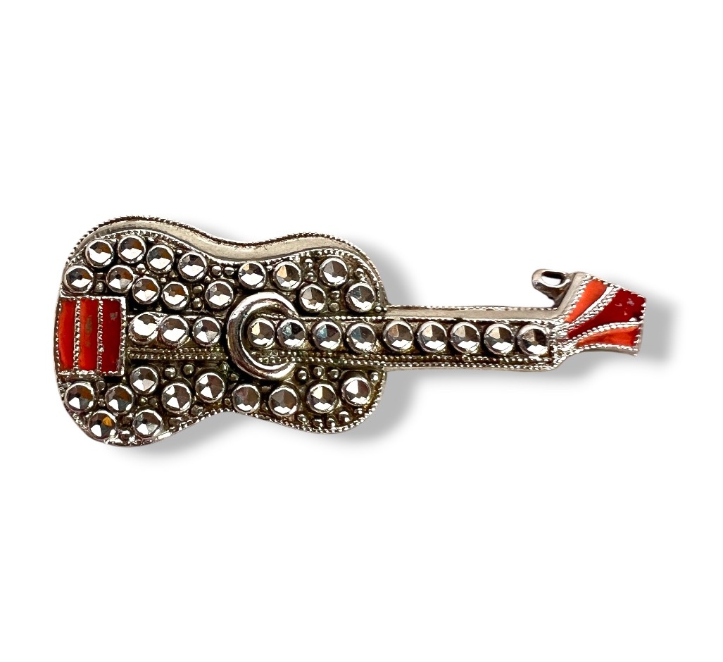 Vintažinė „Rock & Glam“ gitaros sagė