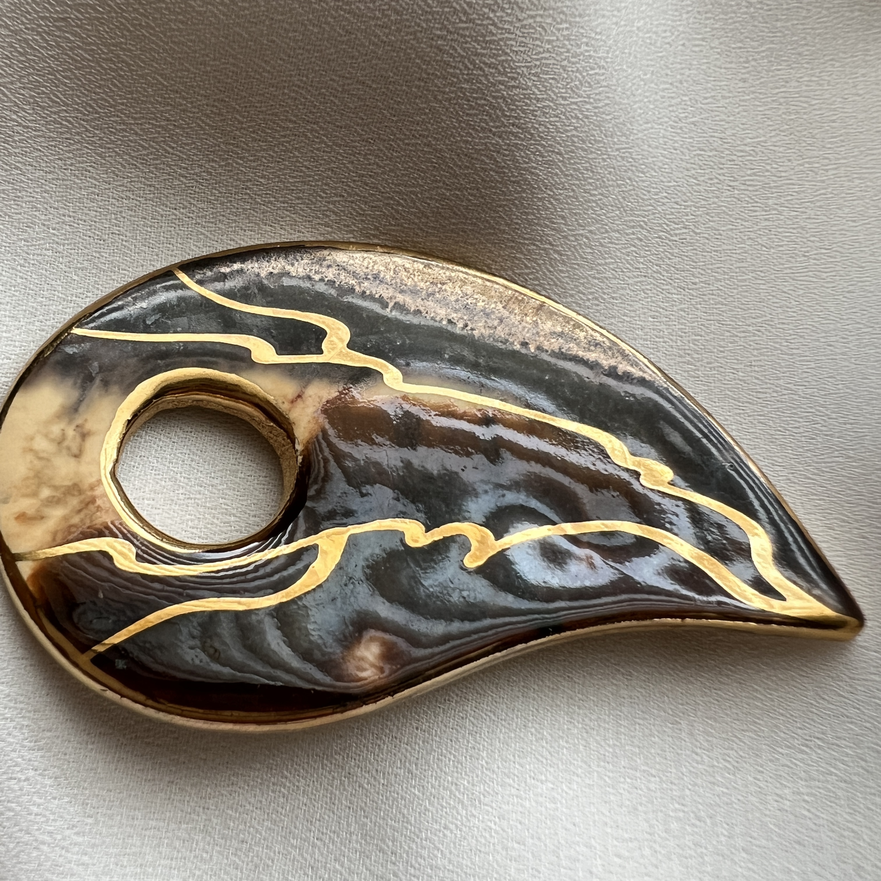 Vintažinė abstrakti segė, organiškų formų