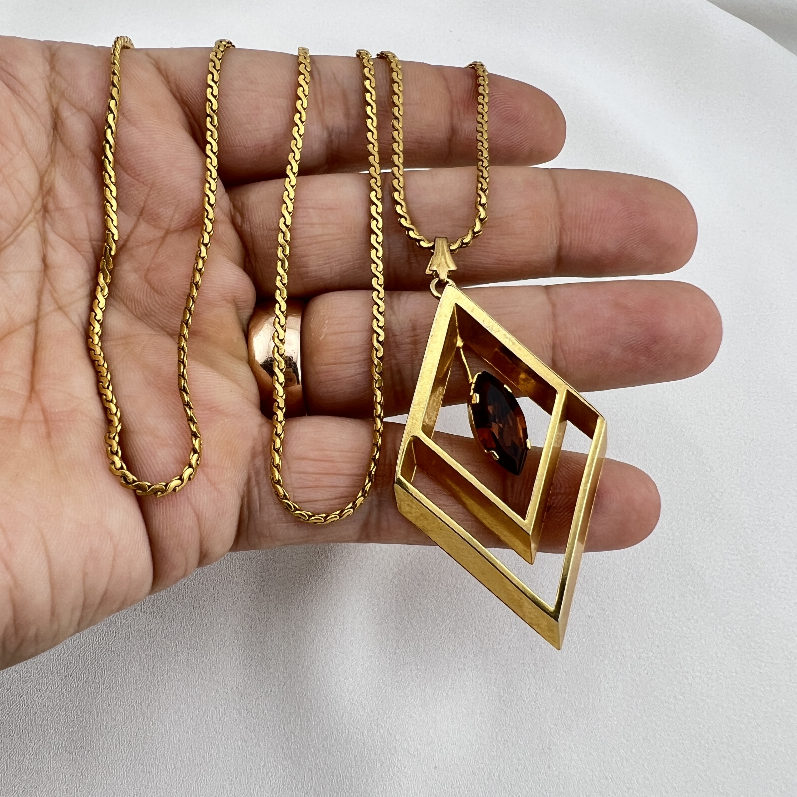 Aukso spalvos „Charoro“ vėrinys su geometriniu pakabuku