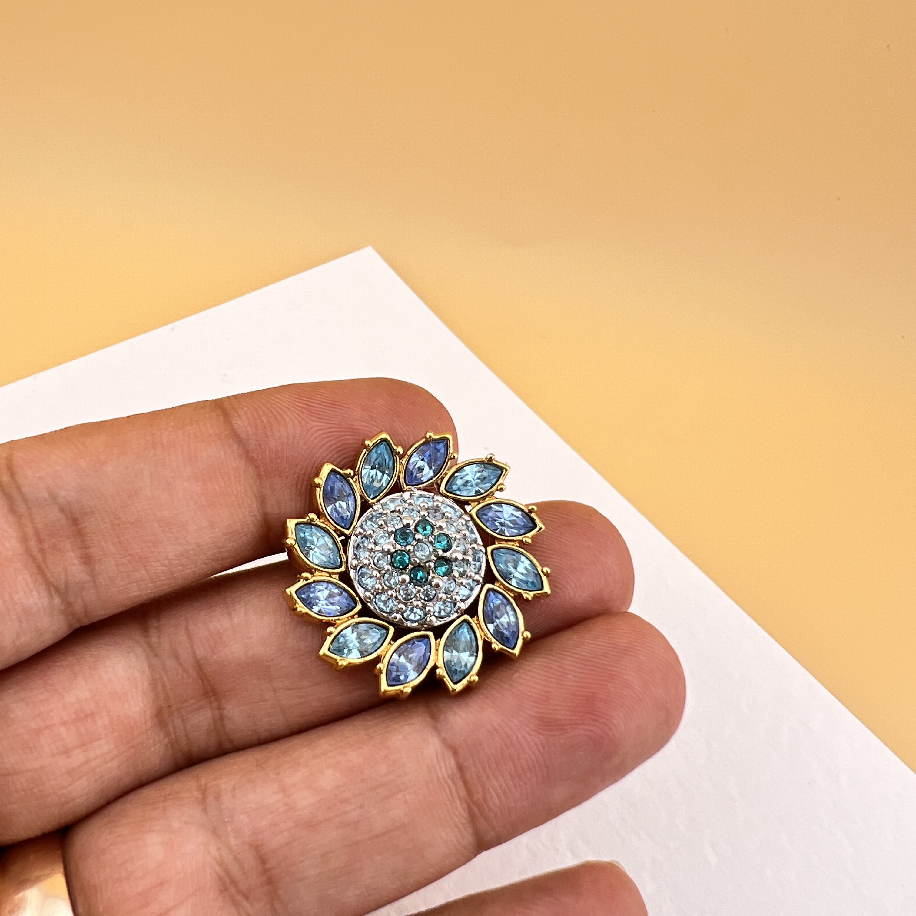 Vintažinė Swarovski saulėgrąžos sagė