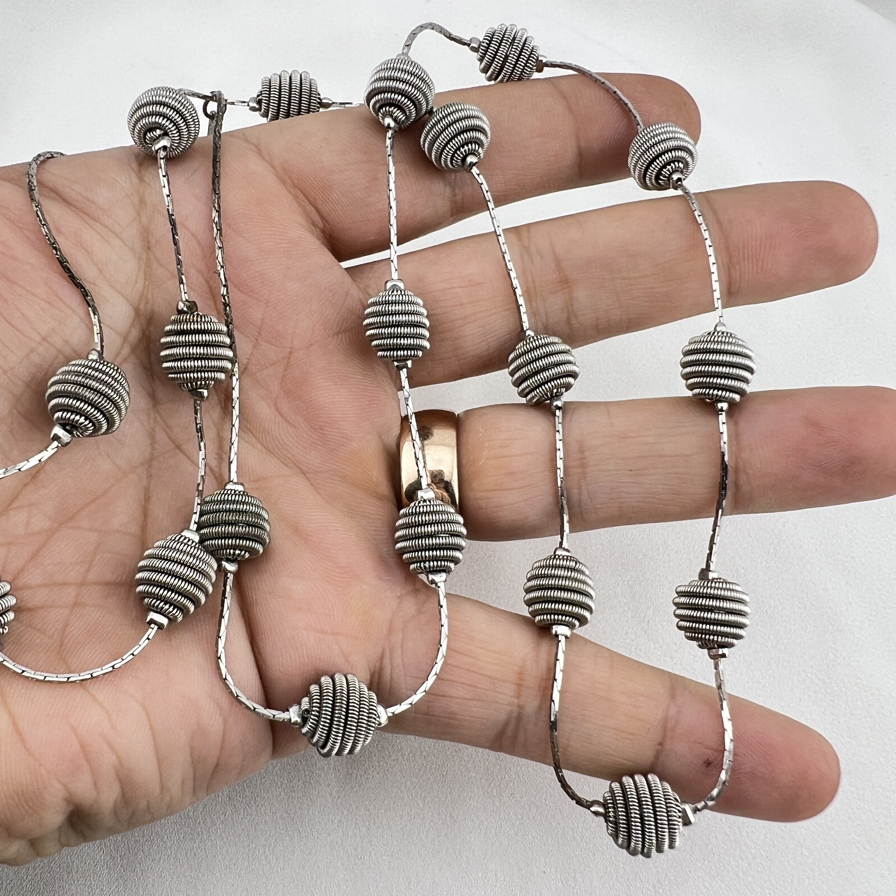 Sidabro spalvos ilgas Monet vėrinys