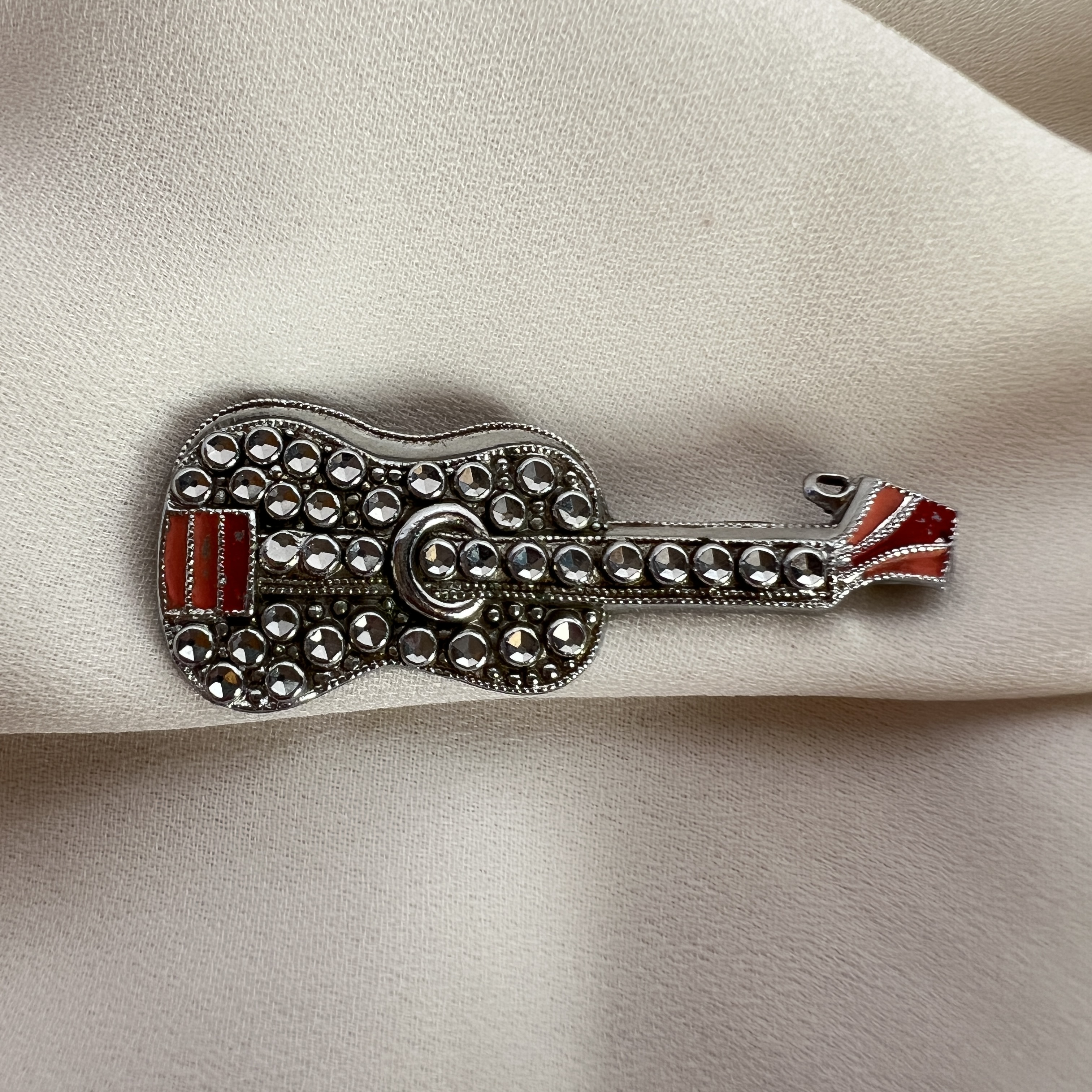 Vintažinė „Rock & Glam“ gitaros sagė