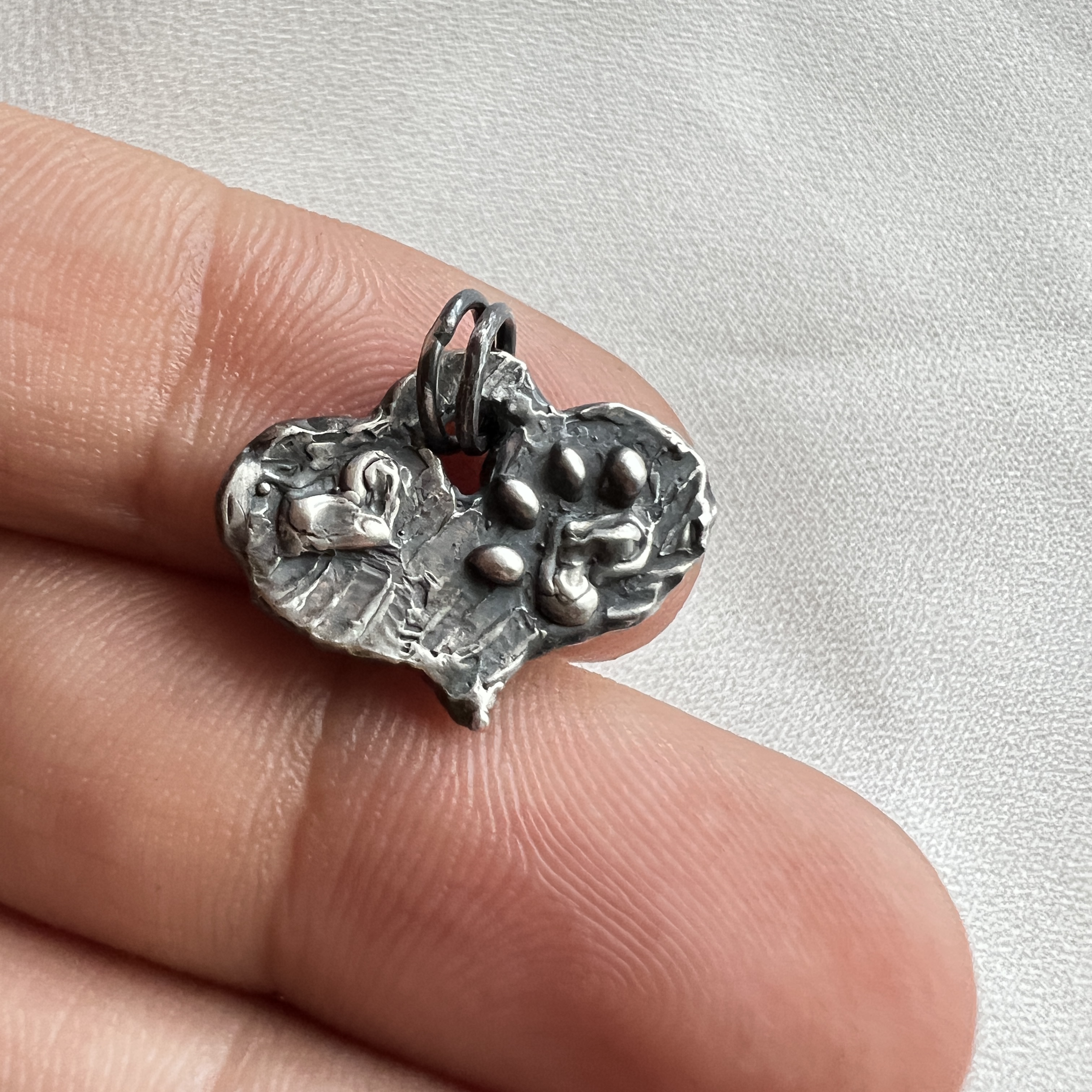 Rankų darbo sidabrinis širdies pakabukas "Šuniuko pėdutė"