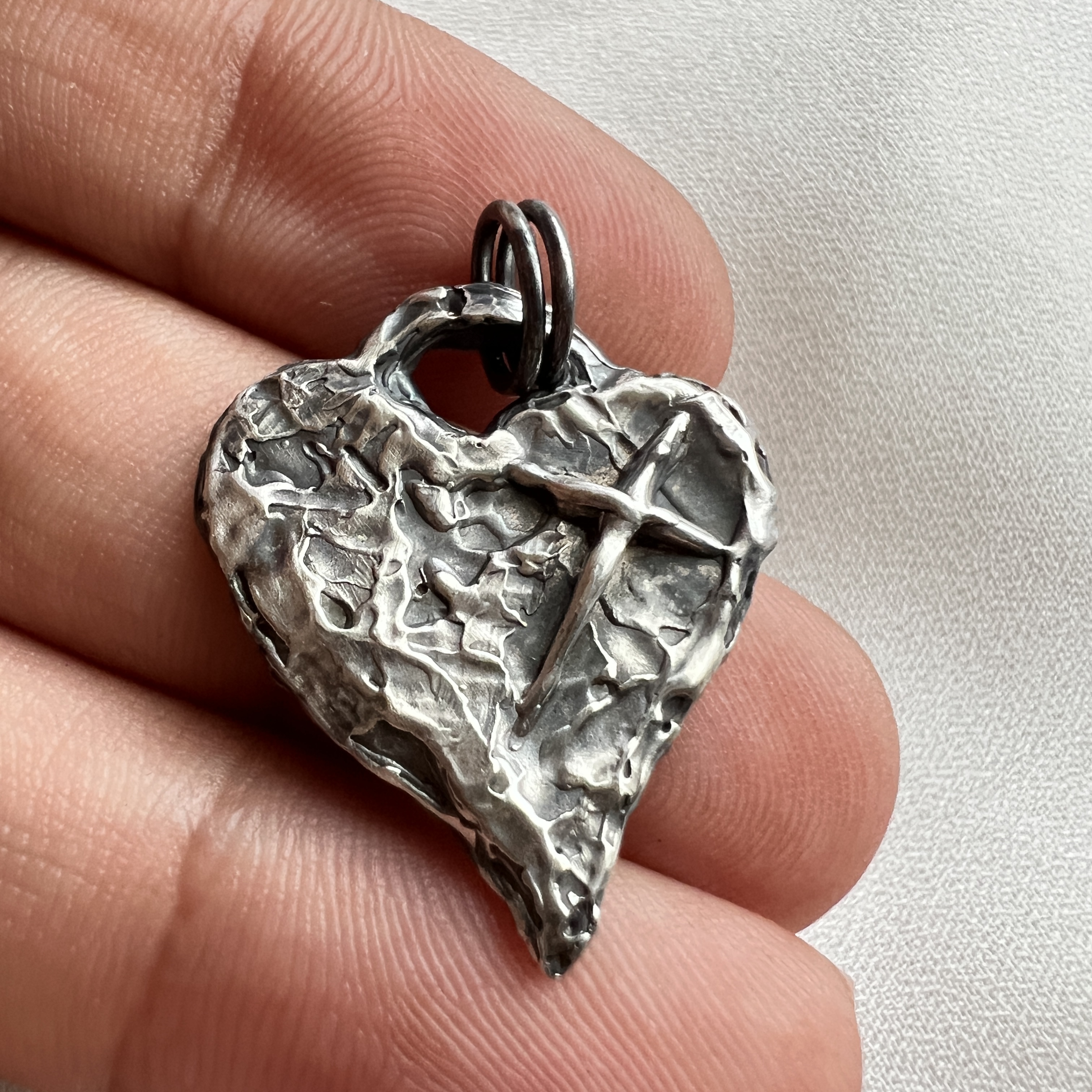 Rankų darbo sidabrinis širdies pakabukas su kryžiumi