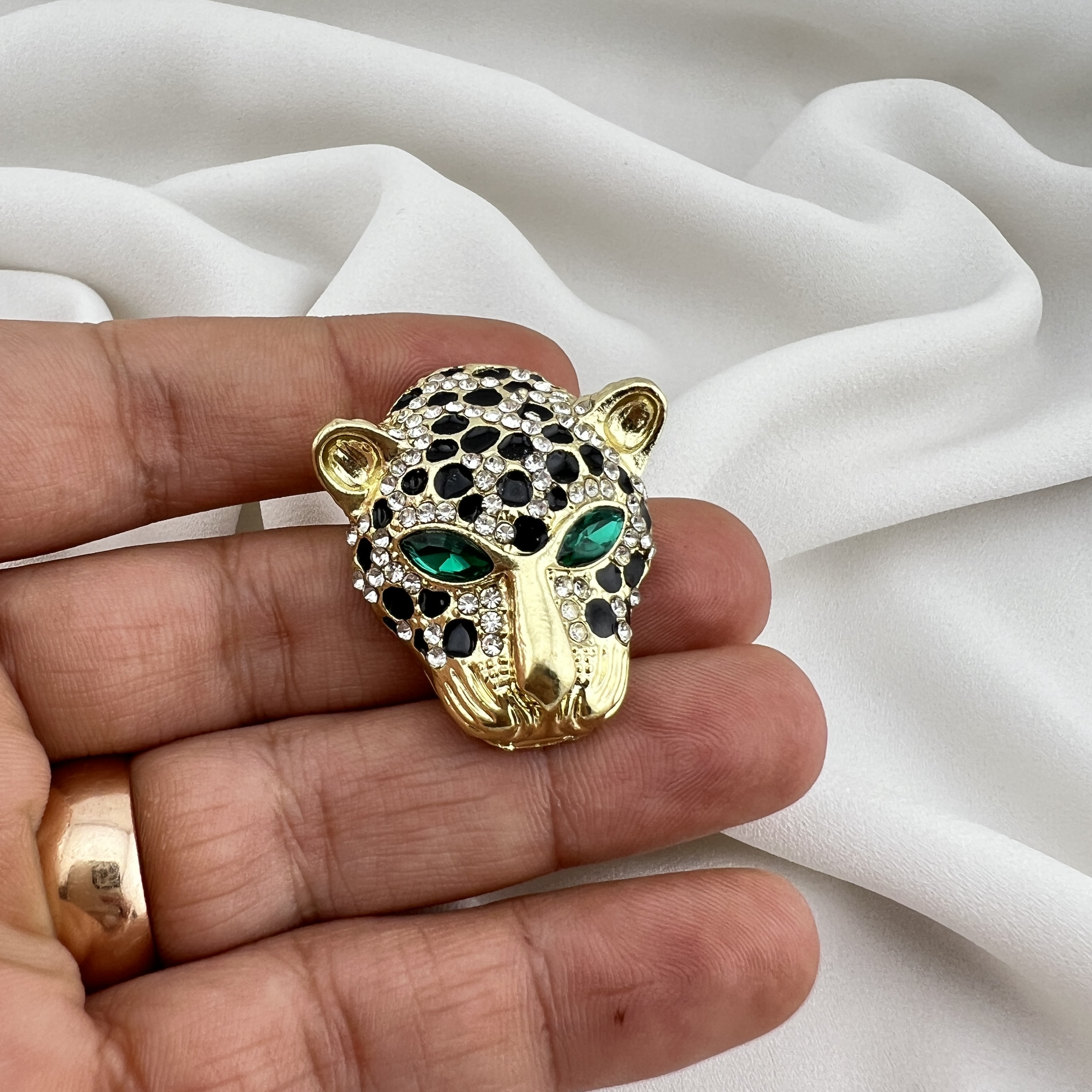 Aukso spalvos sagė „Leopardo žvilgsnis“