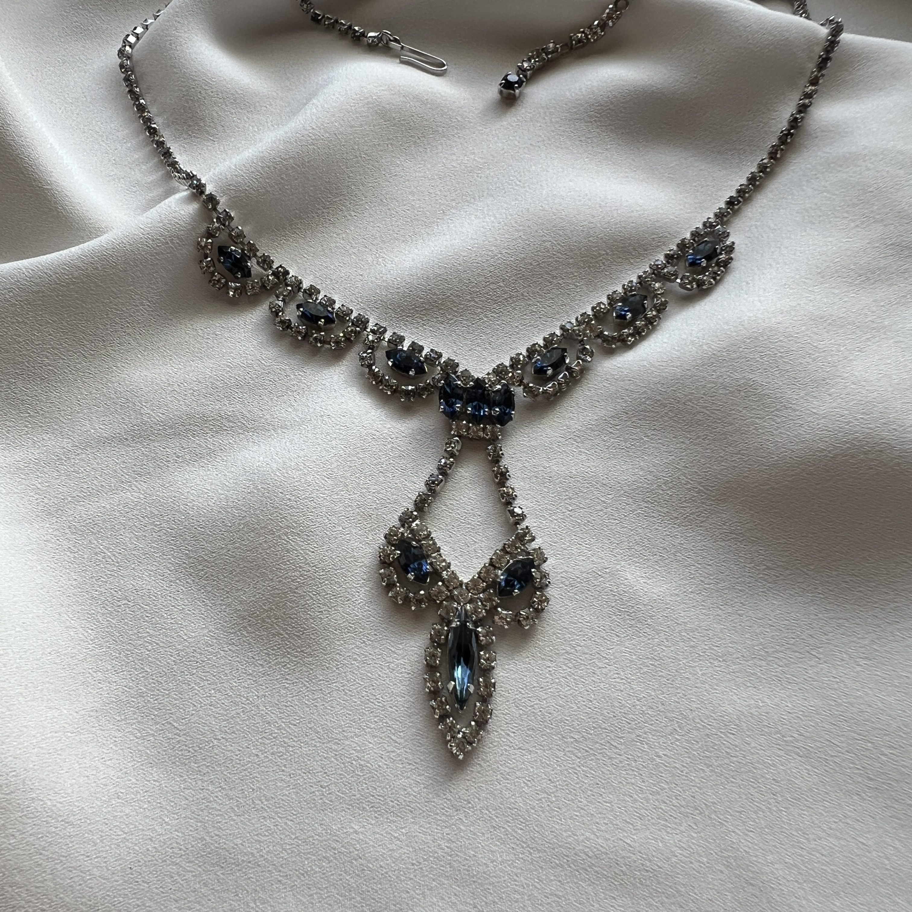 Vintažinis kaklo papuošalas su mėlynais kristalais