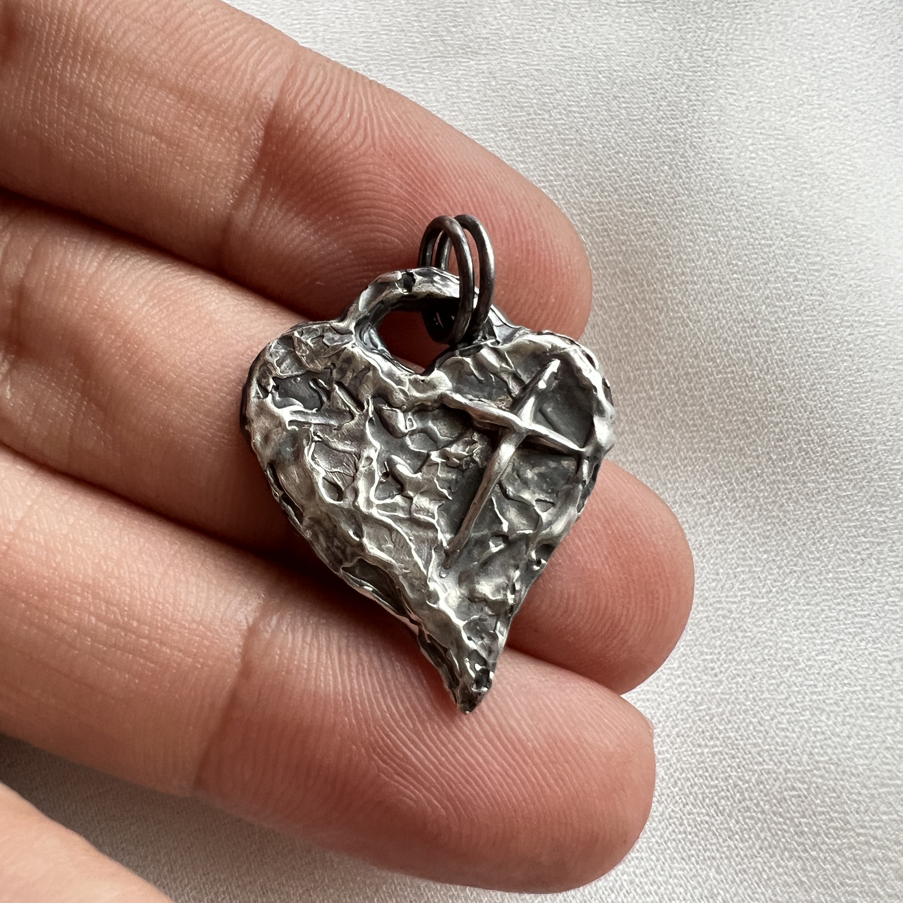 Rankų darbo sidabrinis širdies pakabukas su kryžiumi