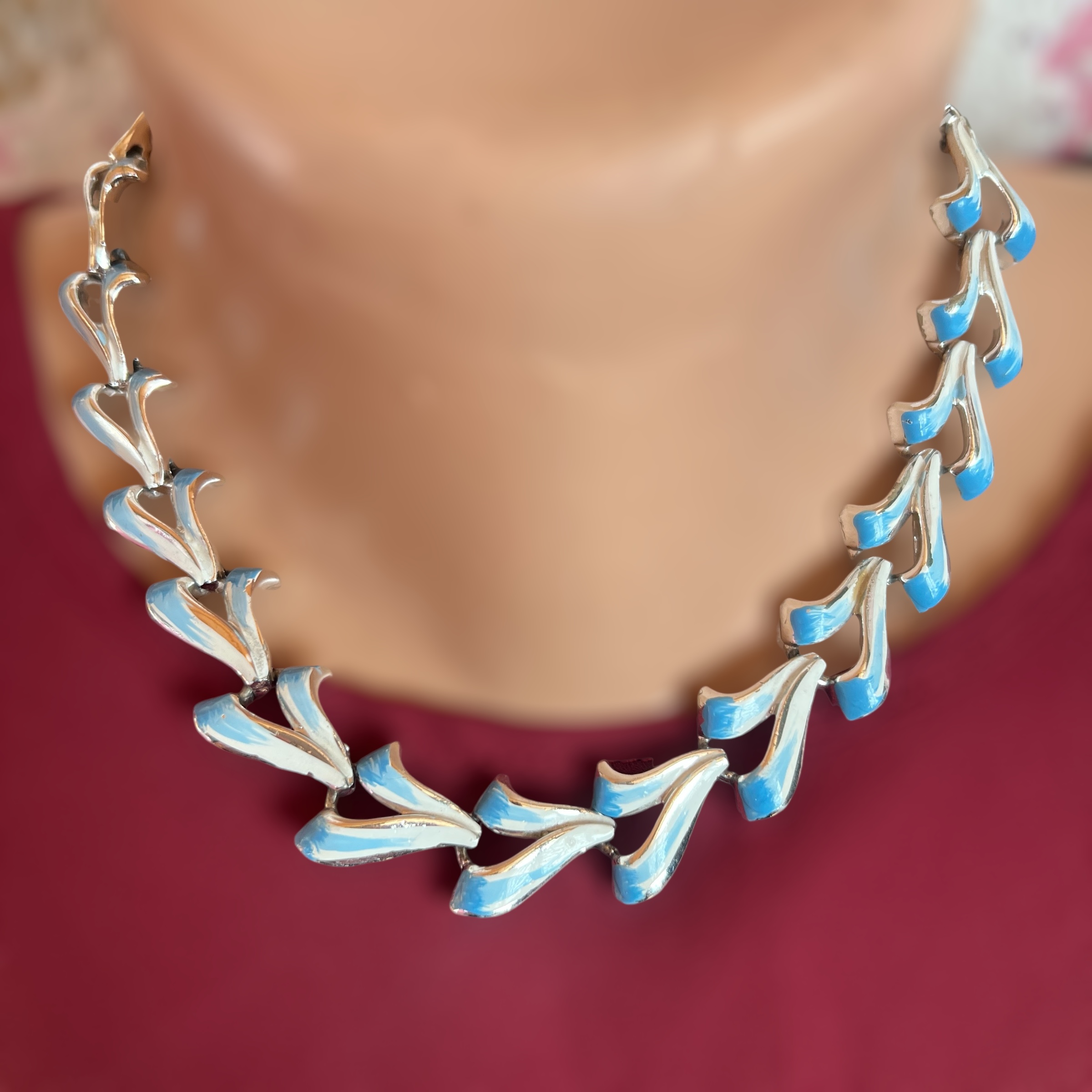 Vintažinis „Jewelcraft“ kaklo papuošalas su mėlynu emaliu