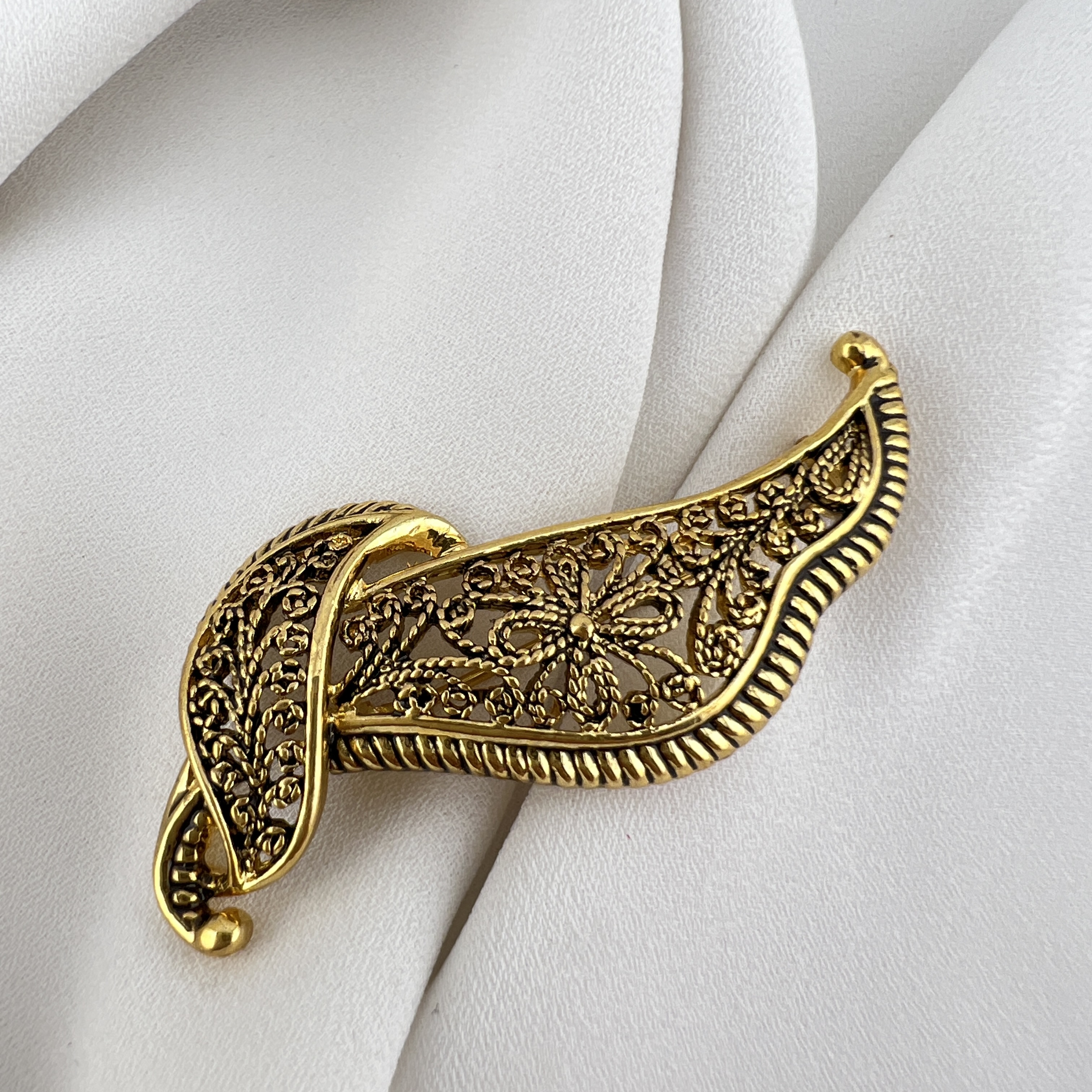 Vintažinė ažūrinė sagė „Auksinė banga“ – elegantiškas filigranas