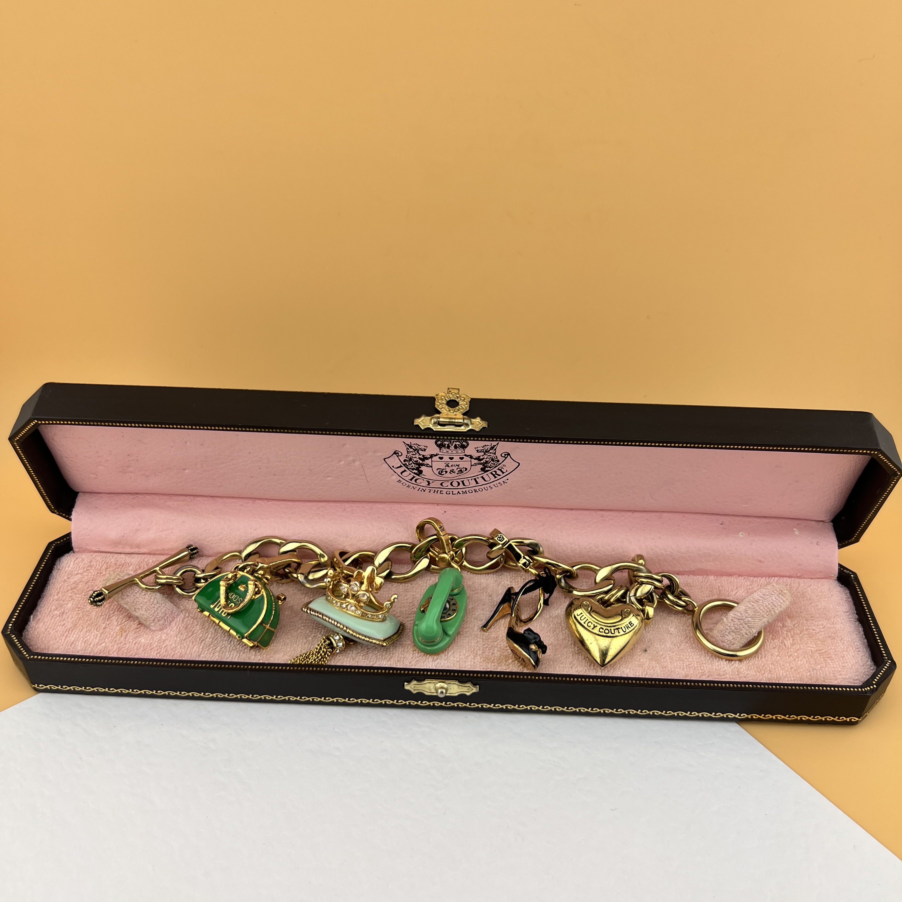 ✨ Vintažinė Juicy Couture apyrankė su pakabukais