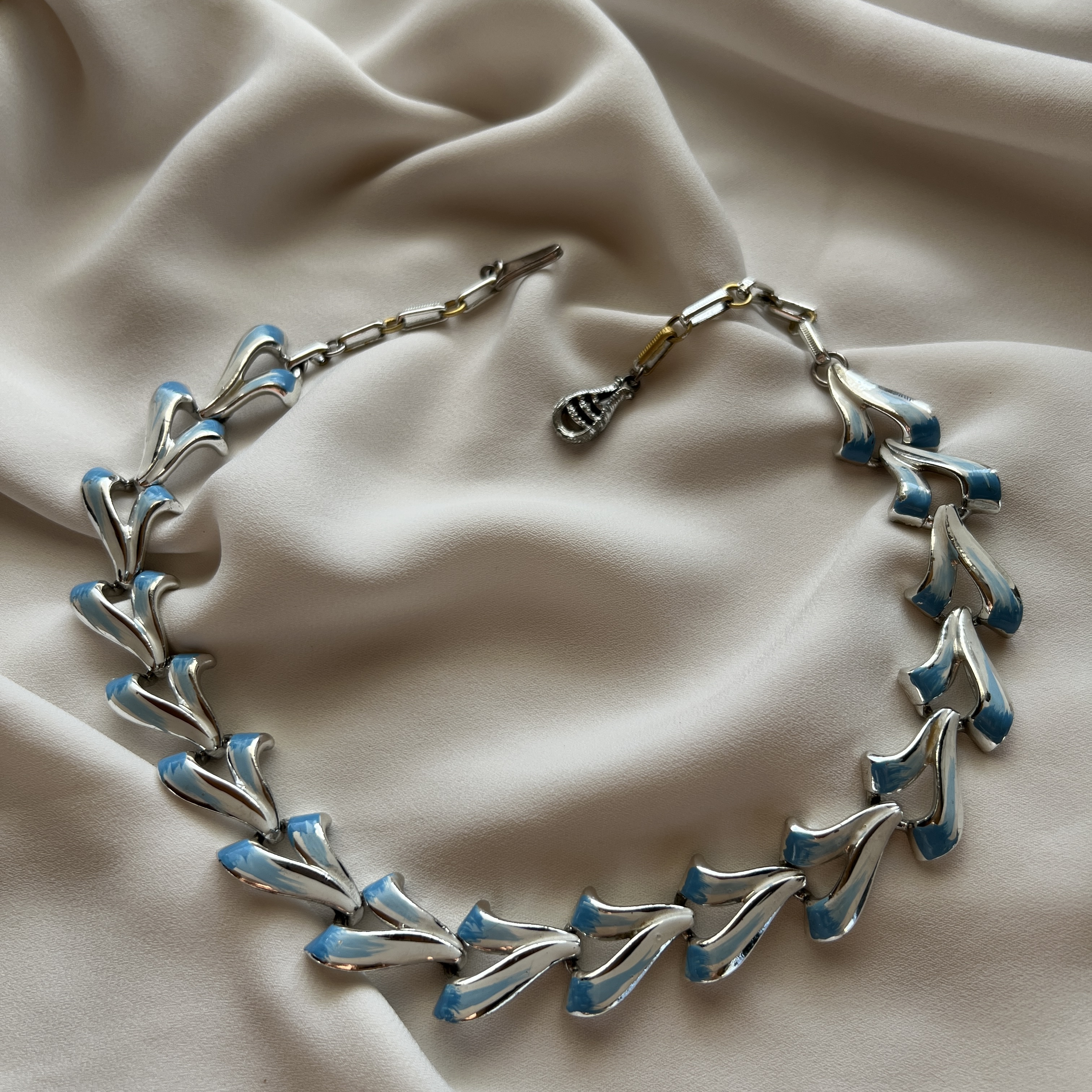 Vintažinis „Jewelcraft“ kaklo papuošalas su mėlynu emaliu