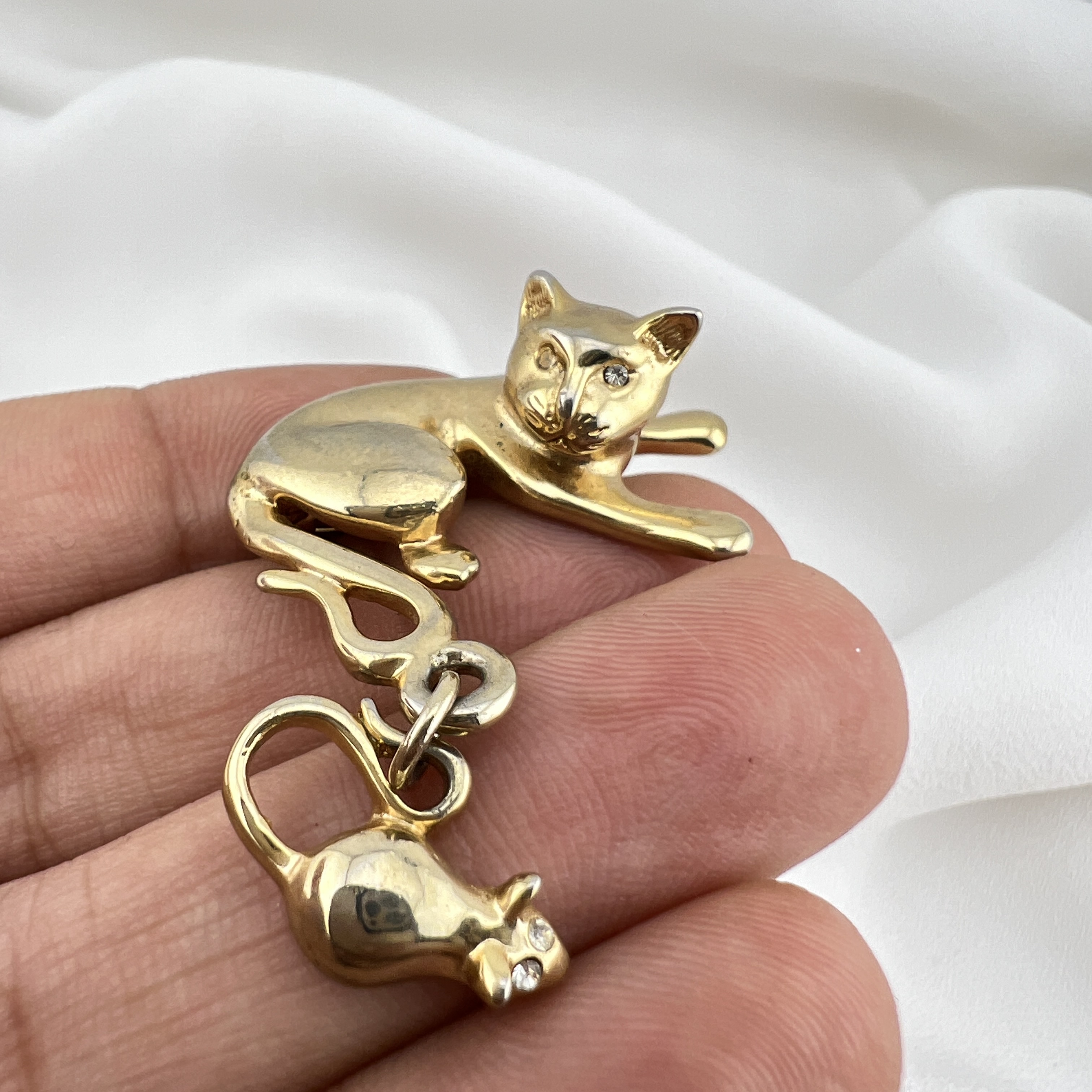 Aukso spalvos vintažinė katės ir pelės sagė