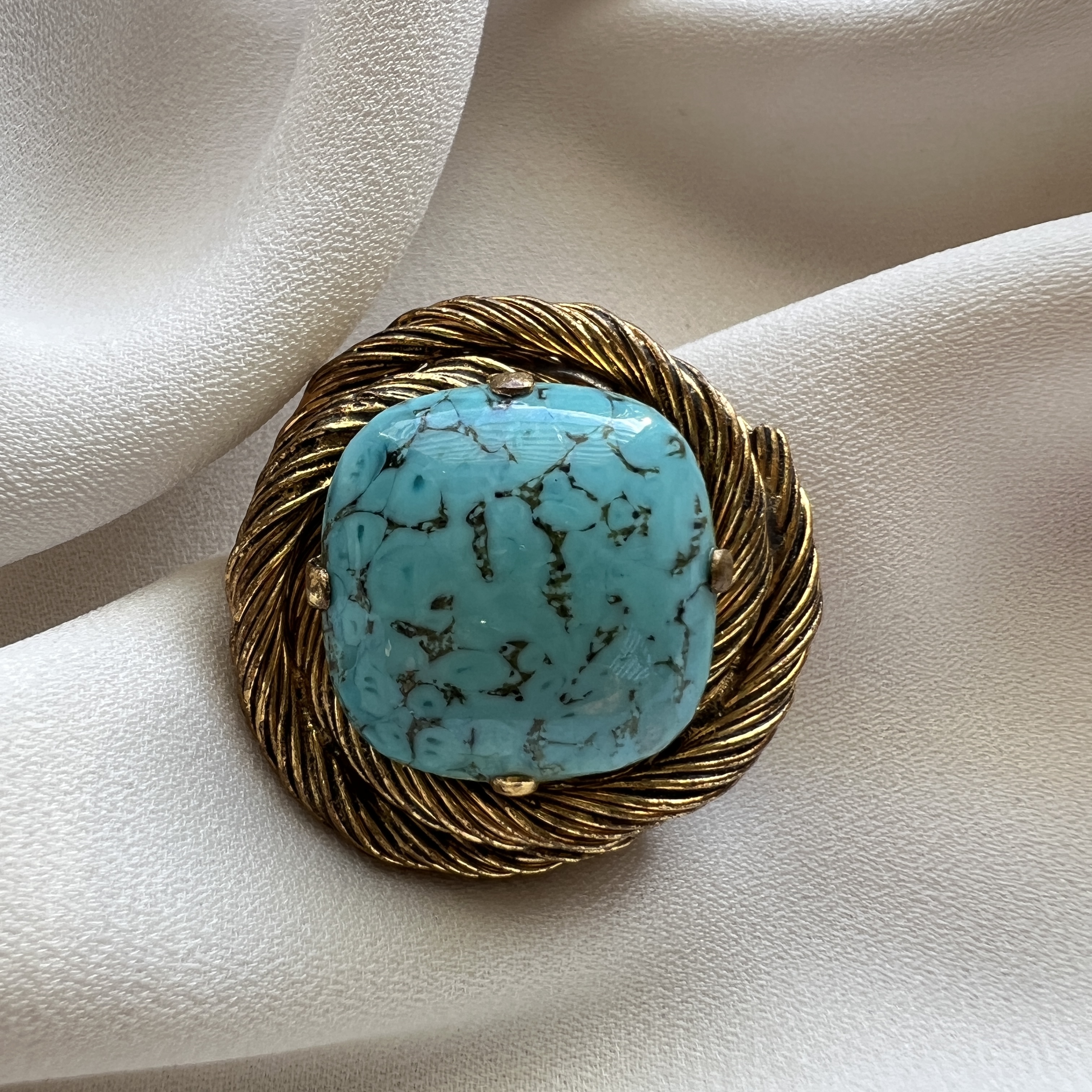 Vintažinė sagė su turkio imitacijos akmeniu