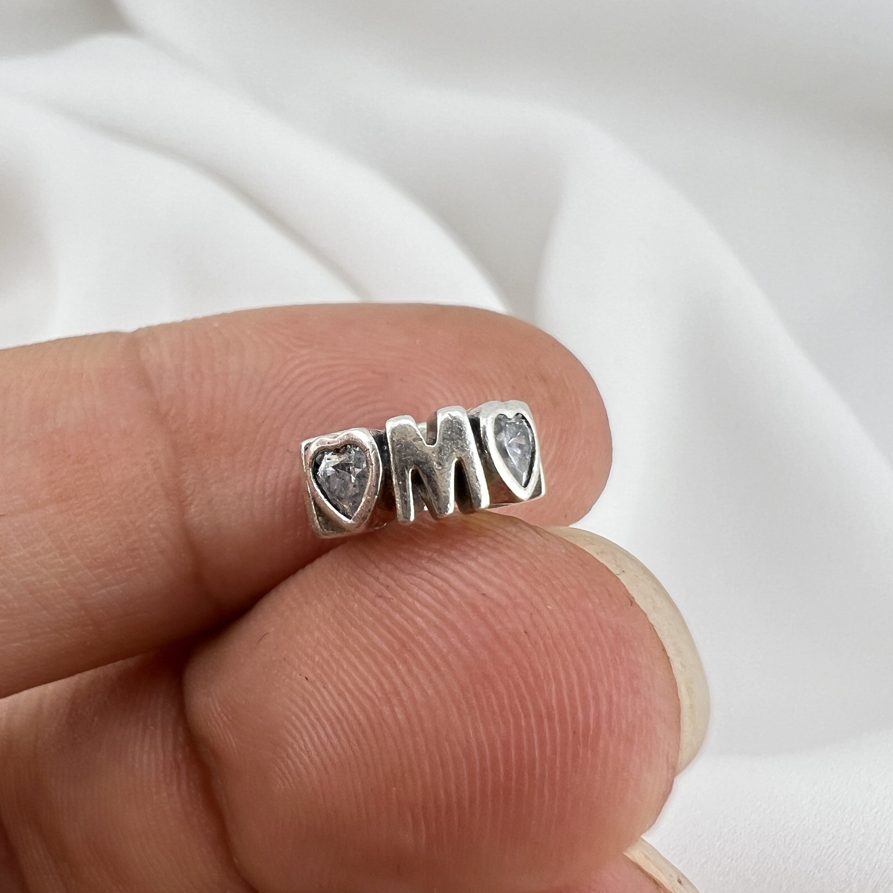 „Pandora“ sidabrinis tarpiklis „MOM“ su spindinčia širdele