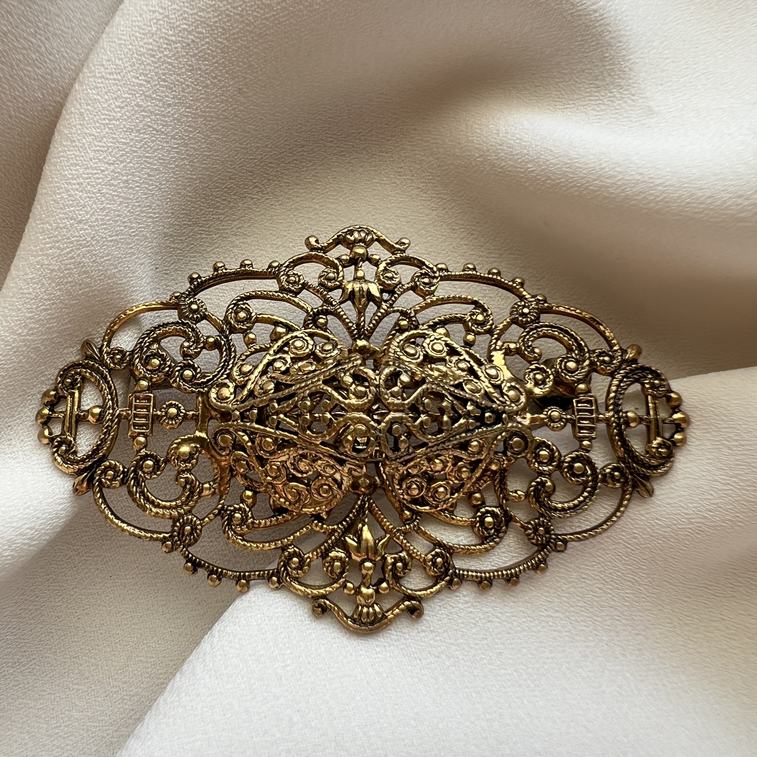 Auksuota filigraninė segė – klasikinis vintažinis darbas