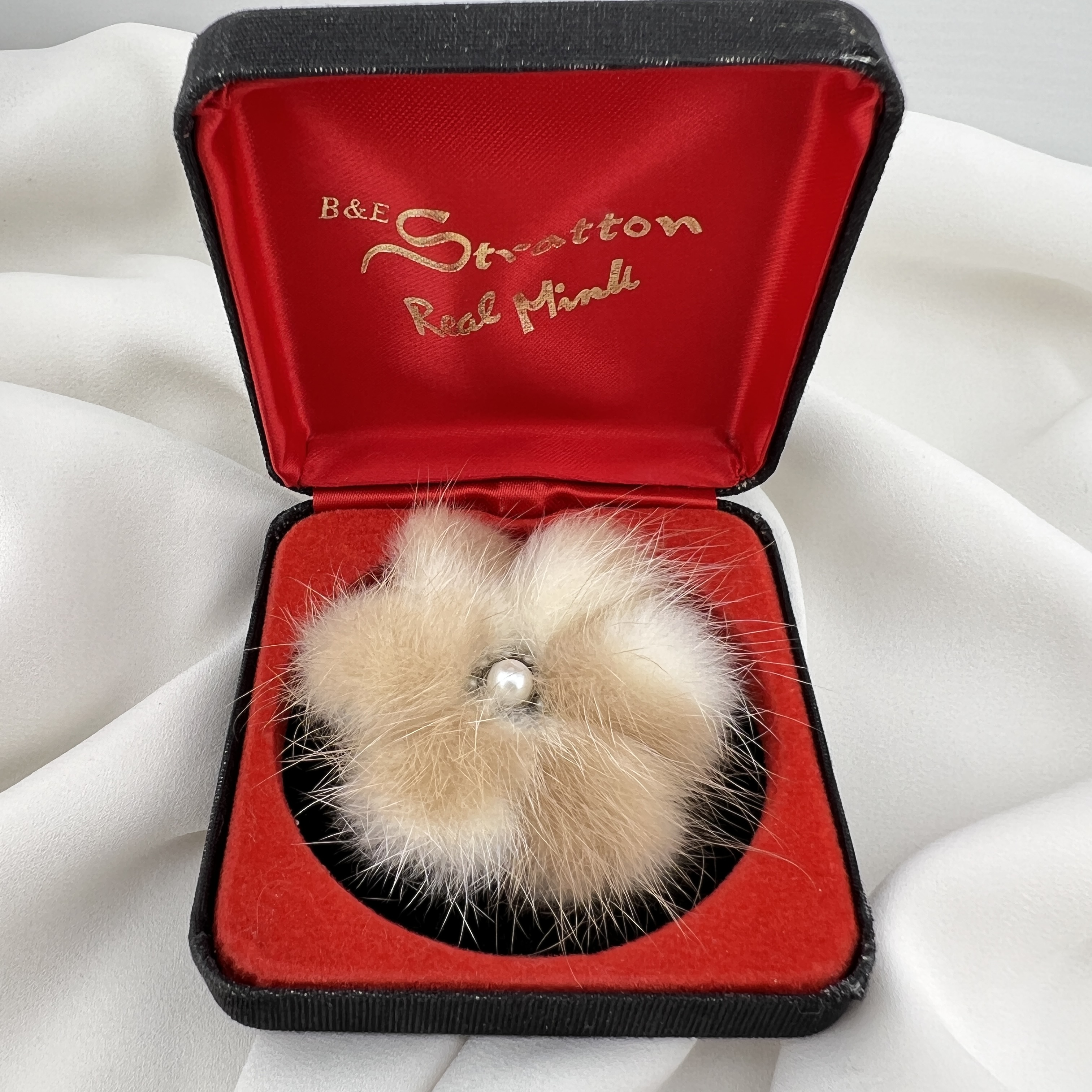 Vintažinė B&E Stratton natūralaus kailio sagė su dėžute