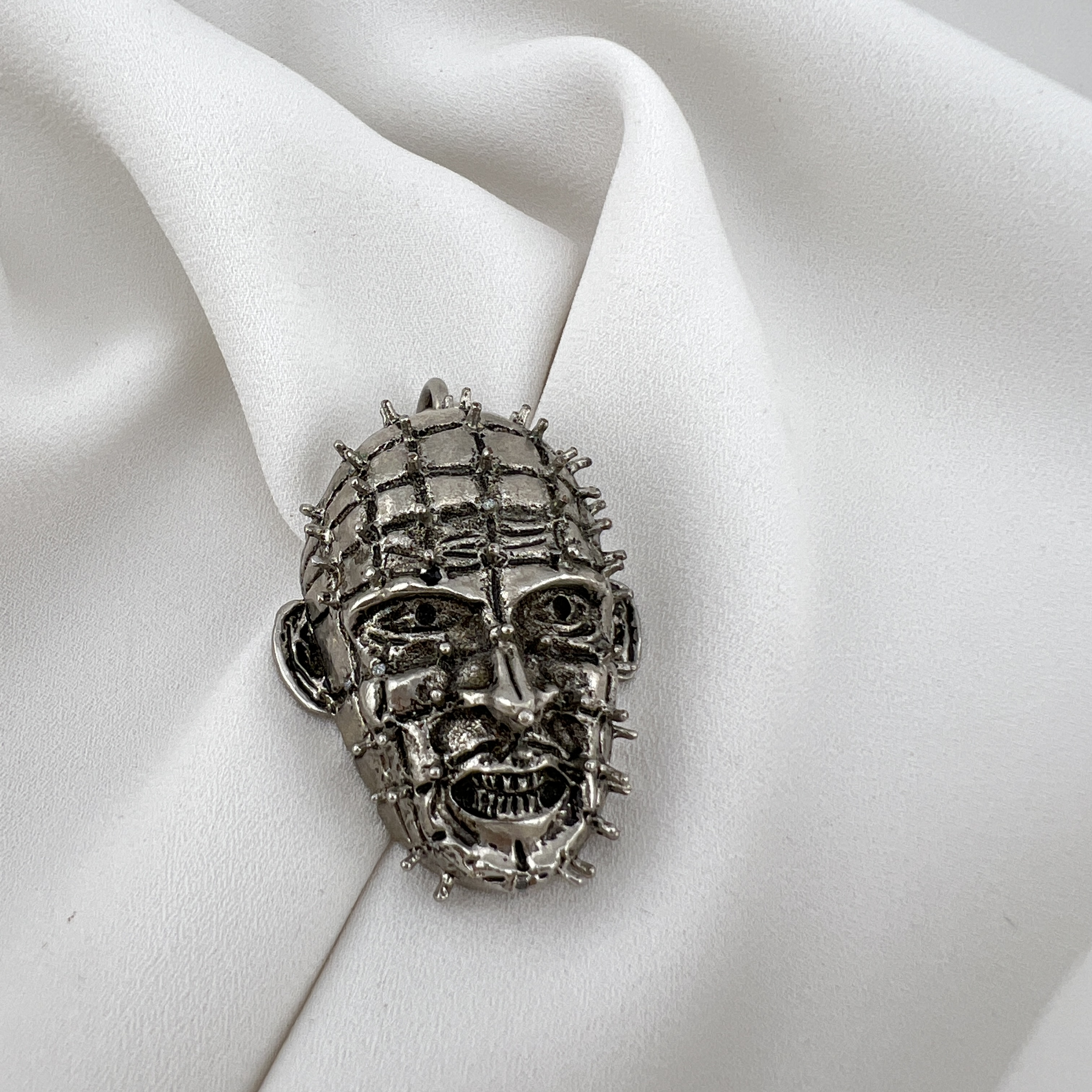 Kolekcinis Supreme x Hellraiser „Pinhead“ pakabukas (2018)