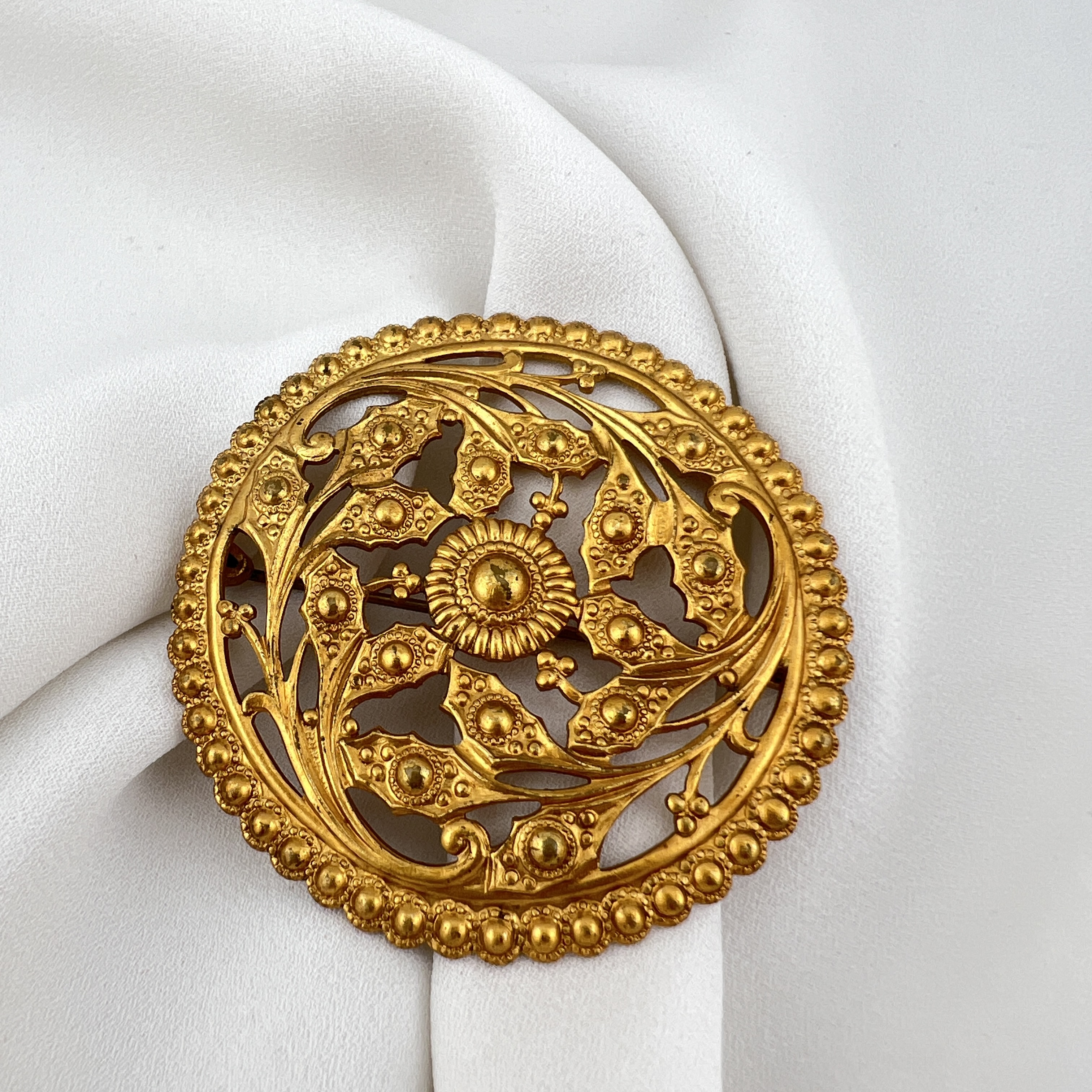 Vintažinė Art Nouveau stiliaus sagė – prancūziška elegancija ir lengvumas