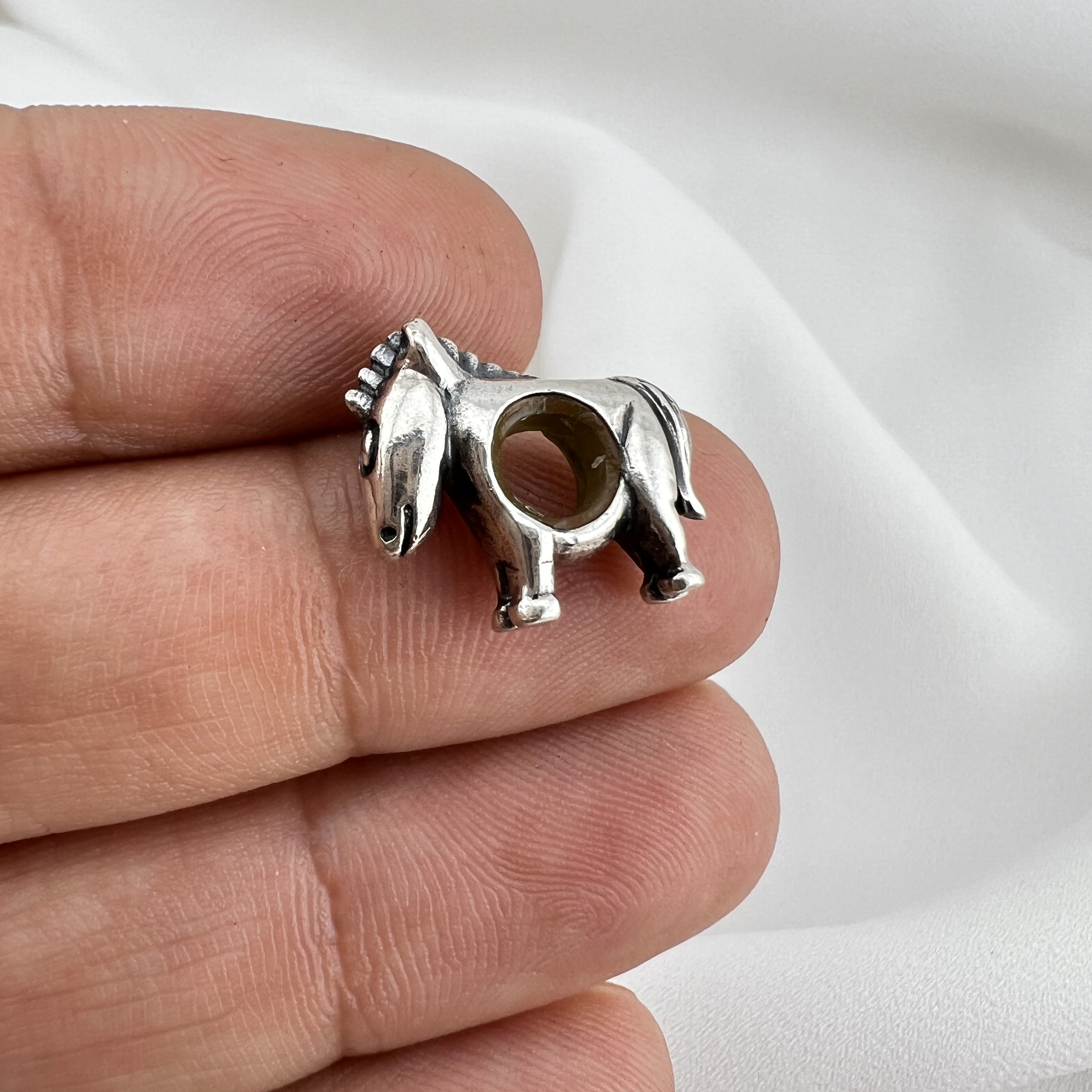 Sidabrinis karoliukas „Laisvasis arkliukas“