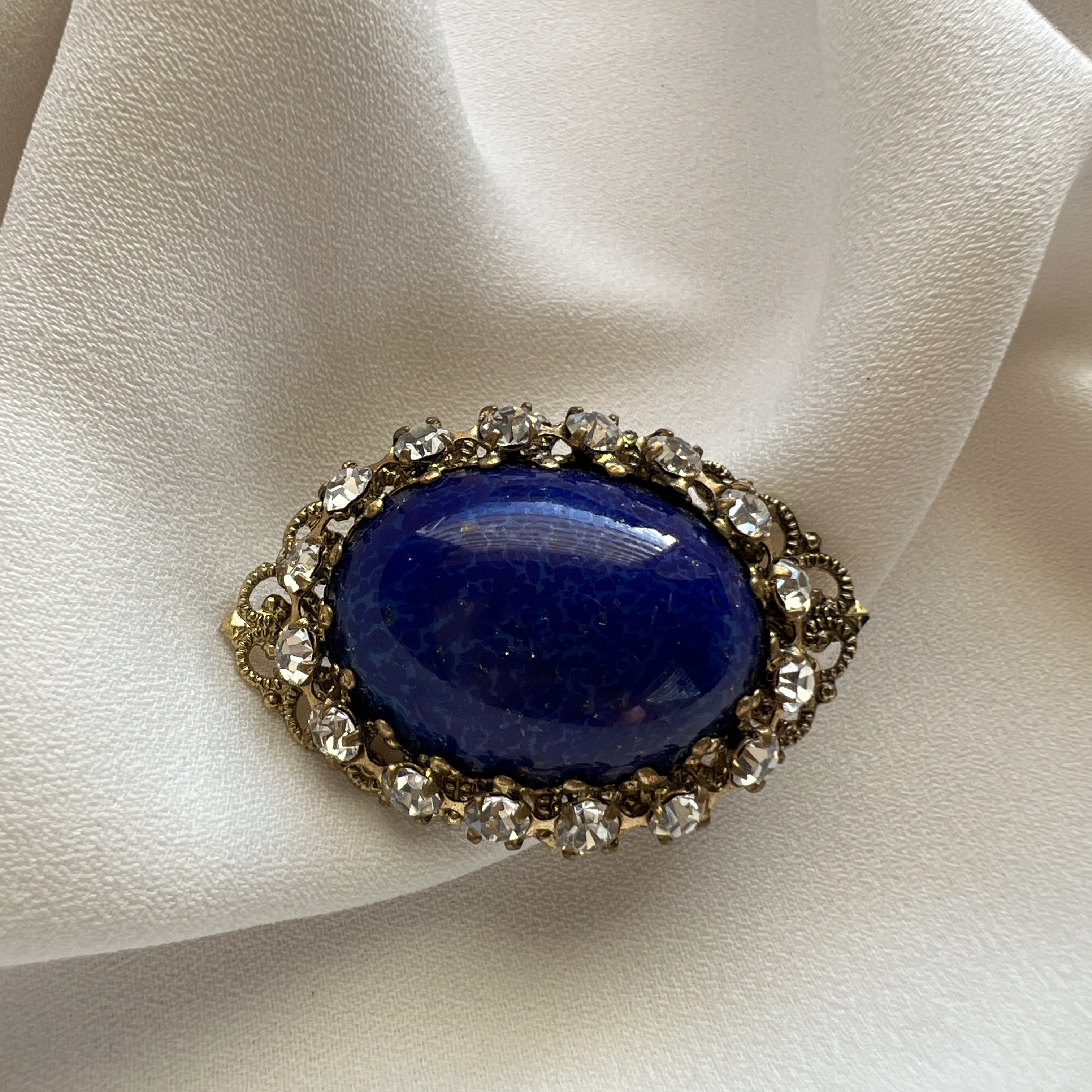 Vintažinė lapis lazuli sagė su kristalais