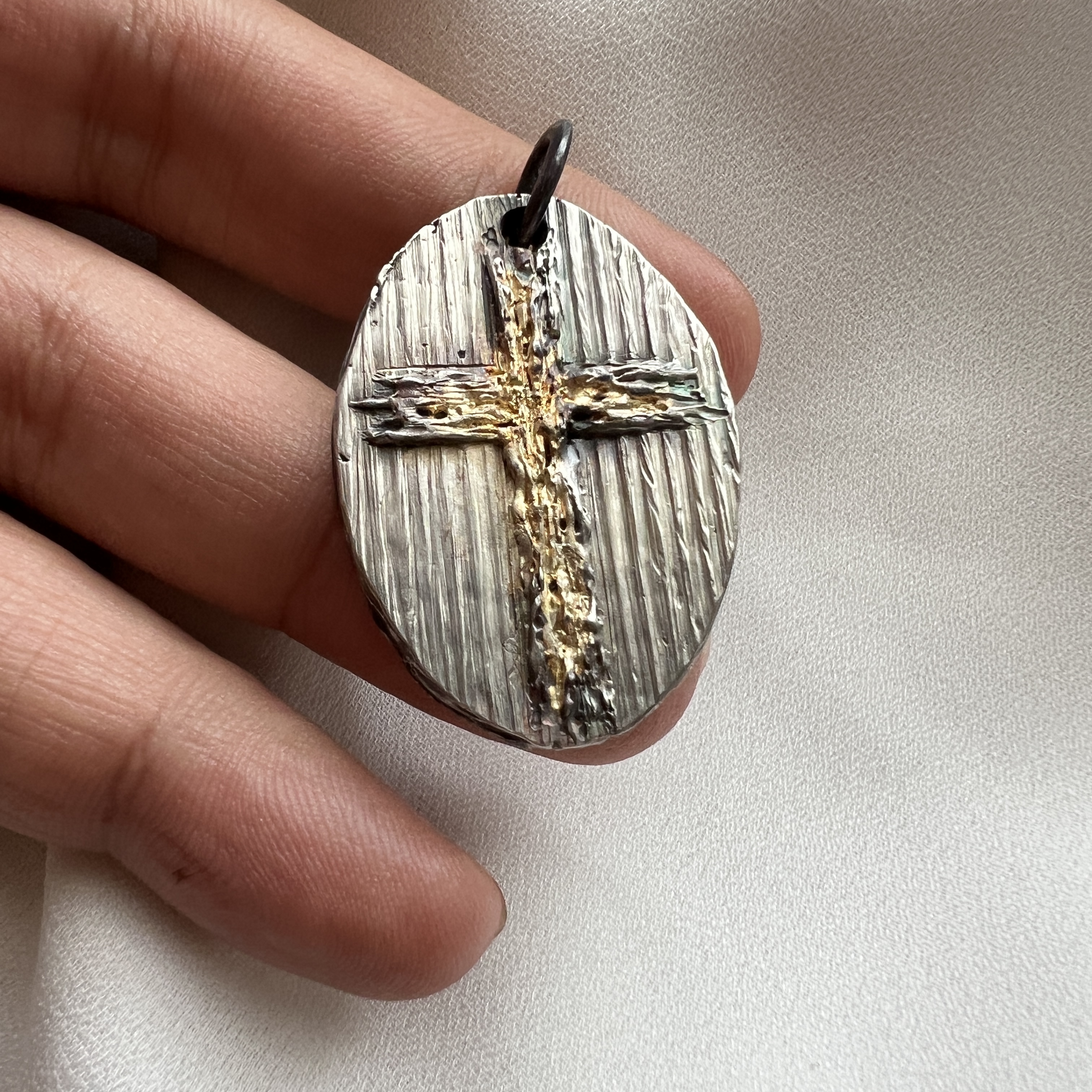 Sidabrinis apvalus pakabukas su kryžiumi ir 18 ct aukso akcentu