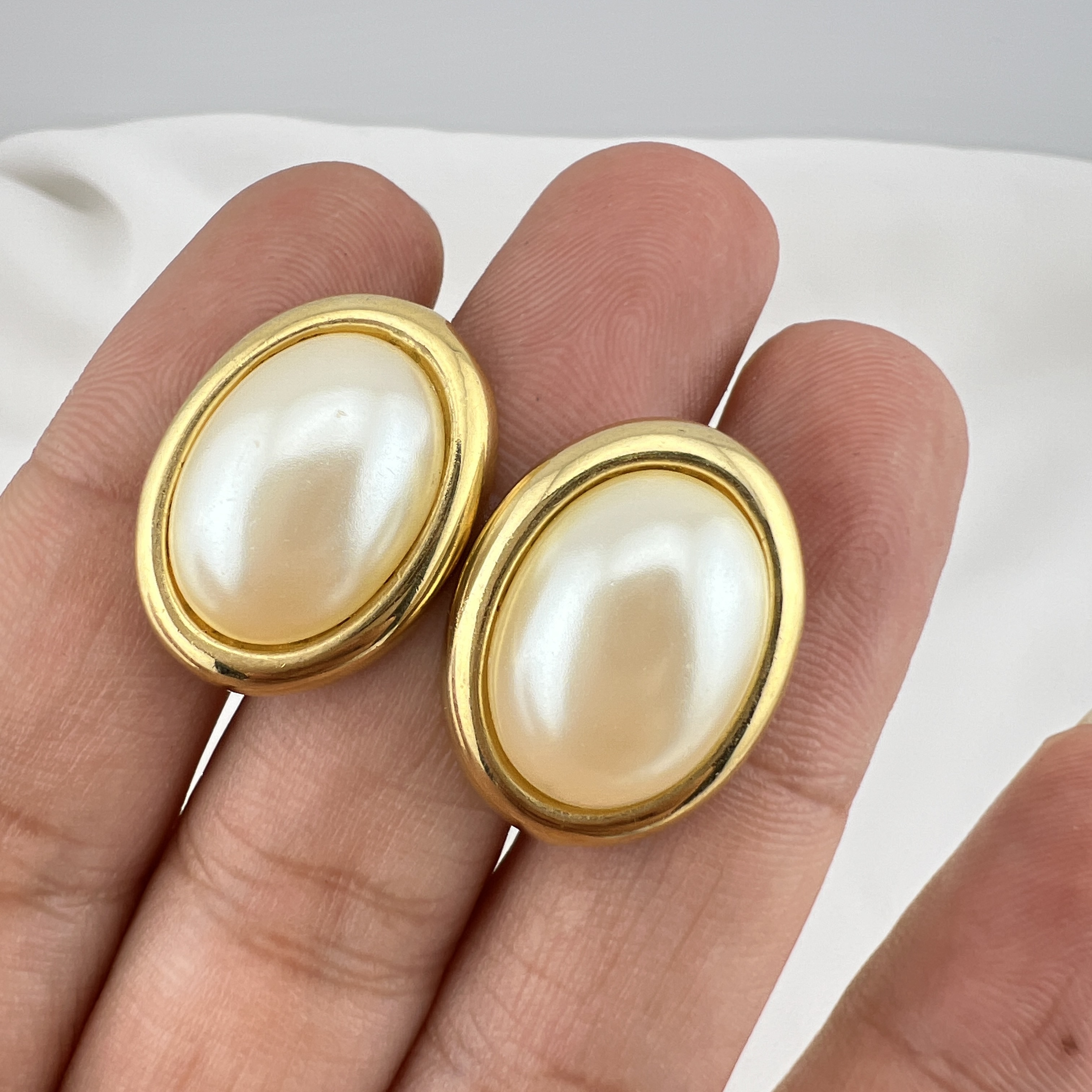 Nesenstanti klasika: Perlų ir aukso „cabochon“ klipsai