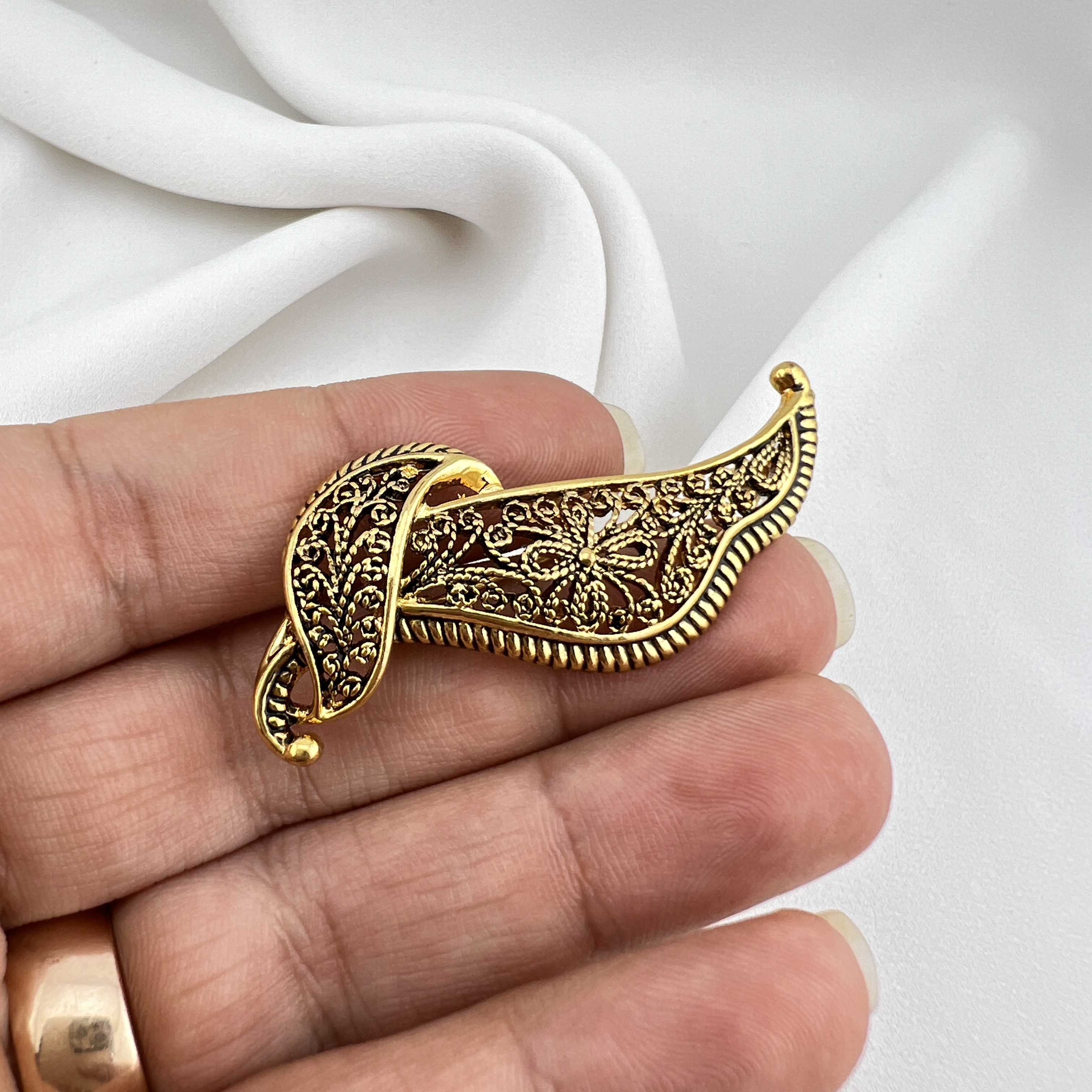 Vintažinė ažūrinė sagė „Auksinė banga“ – elegantiškas filigranas