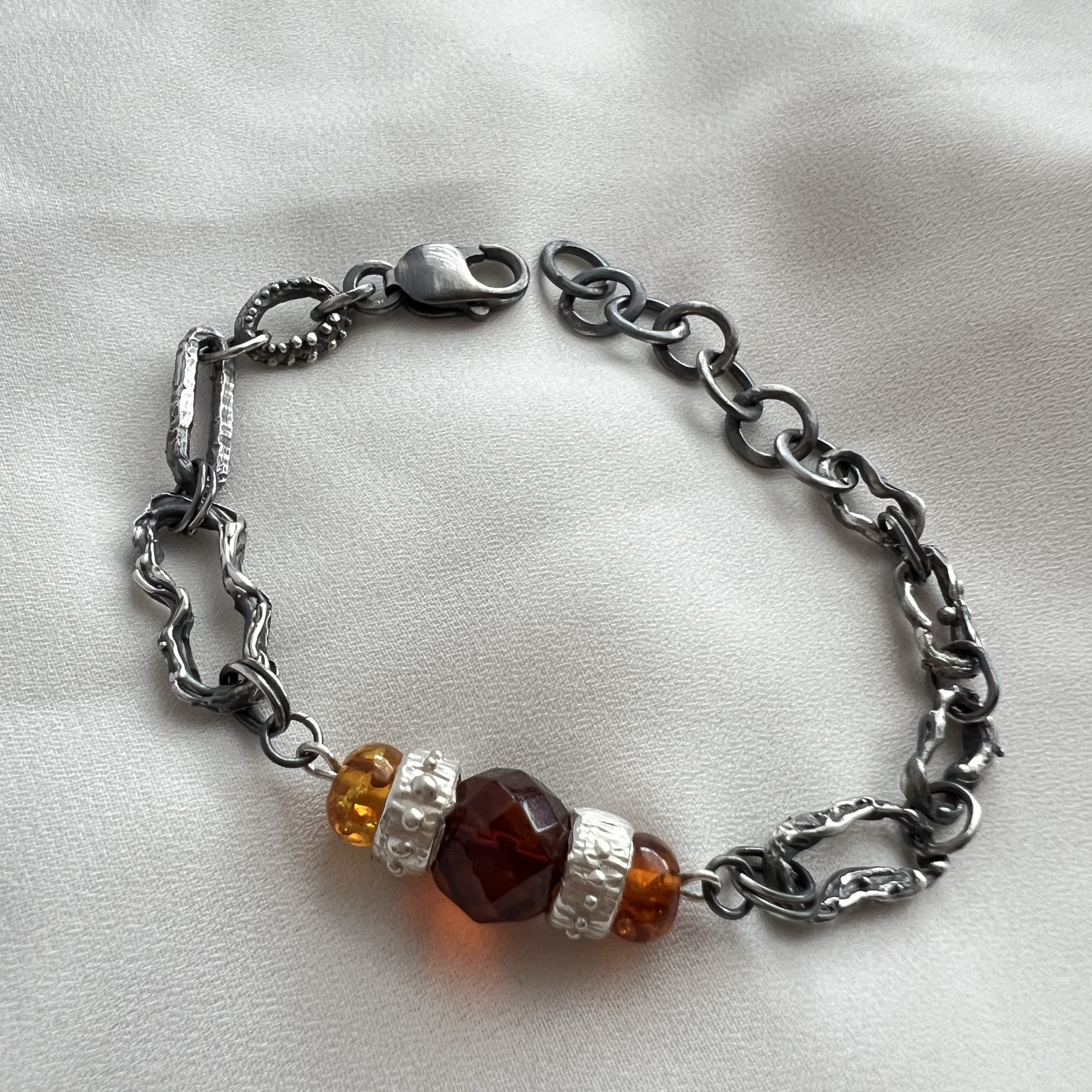 Vienetinė rankų darbo sidabro apyrankė su gintaru