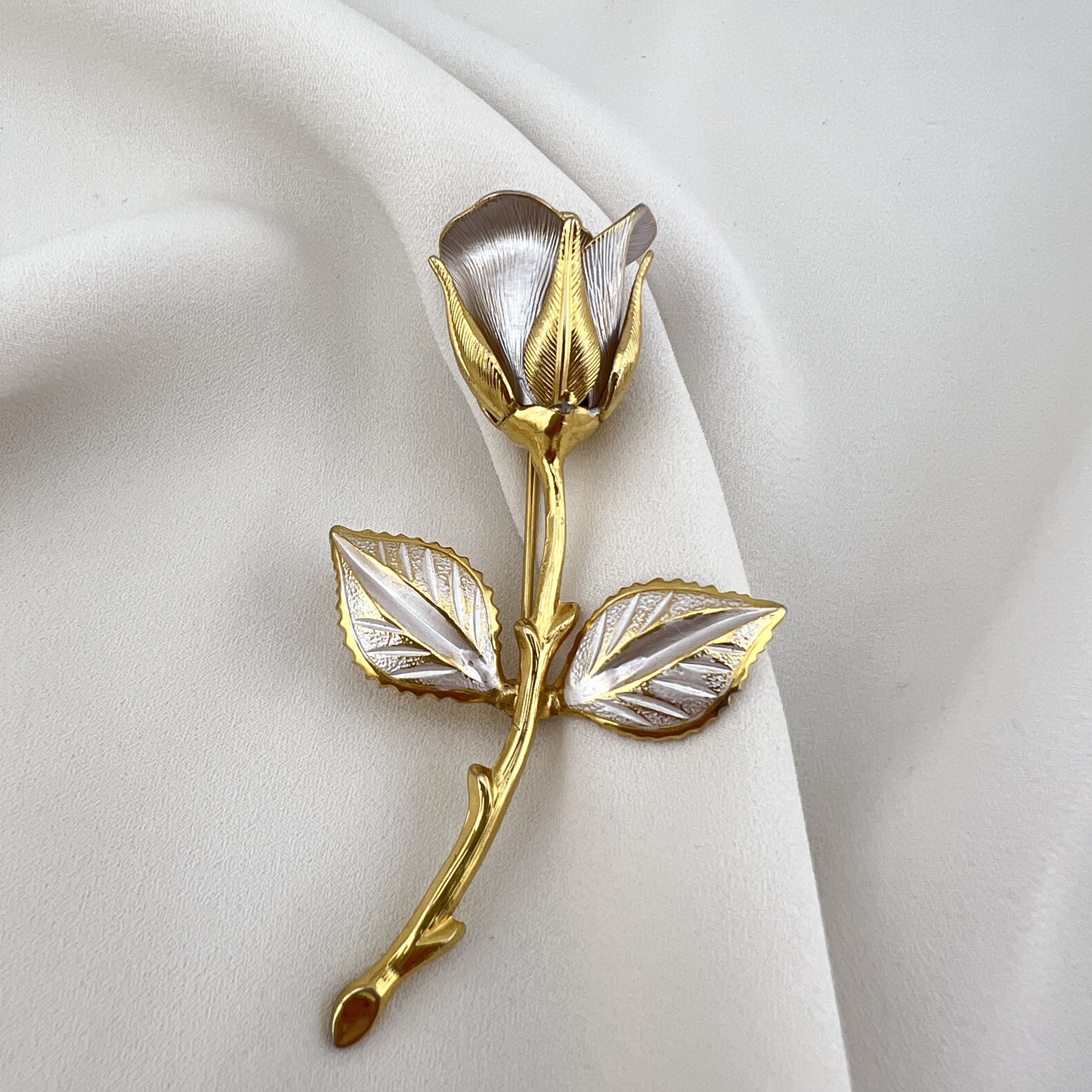 Vintažinė rožės formos sagė – elegantiškas dviejų tonų akcentas