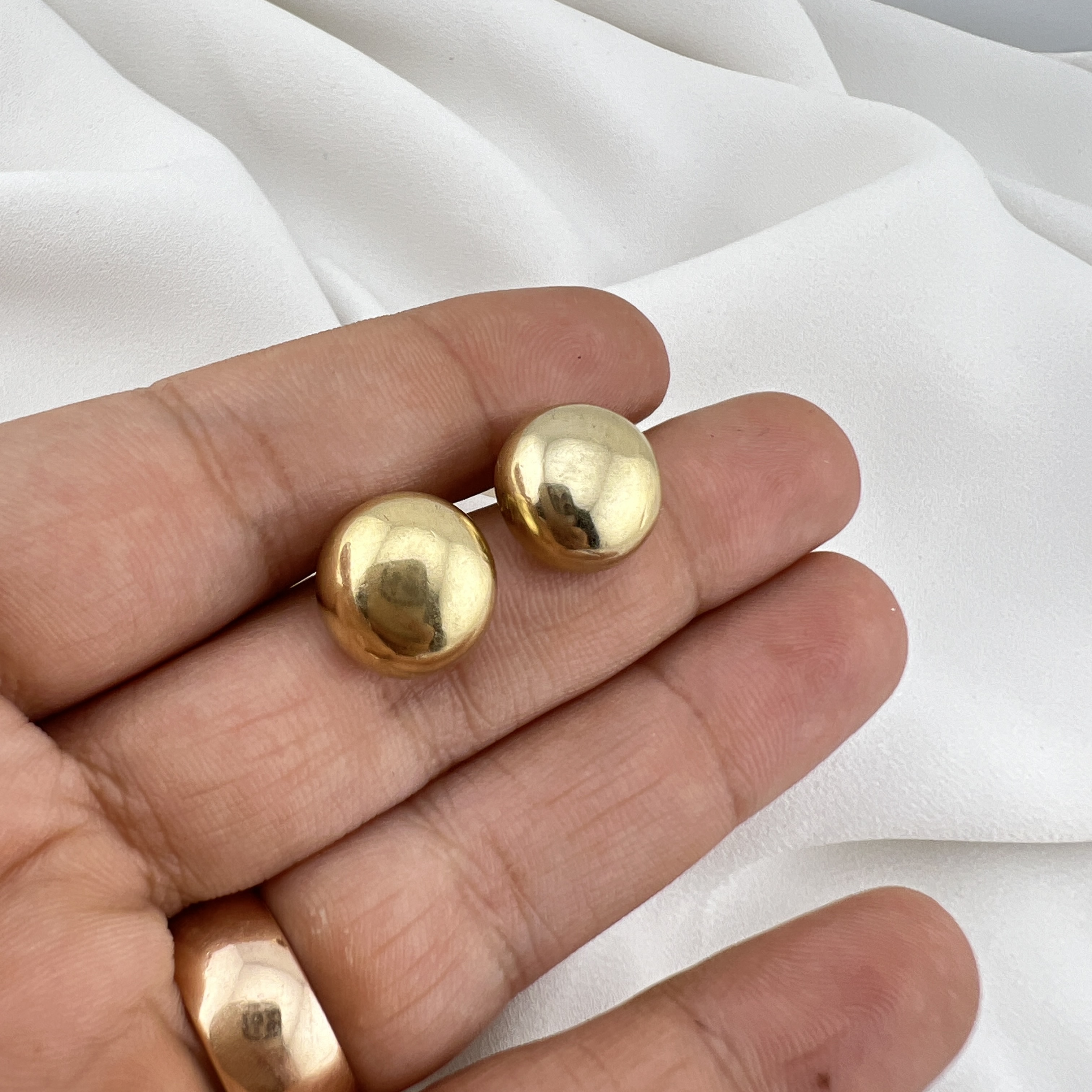 Vintažiniai aukso spalvos auskarai klipsai -burbuliukai su „M“ žyma