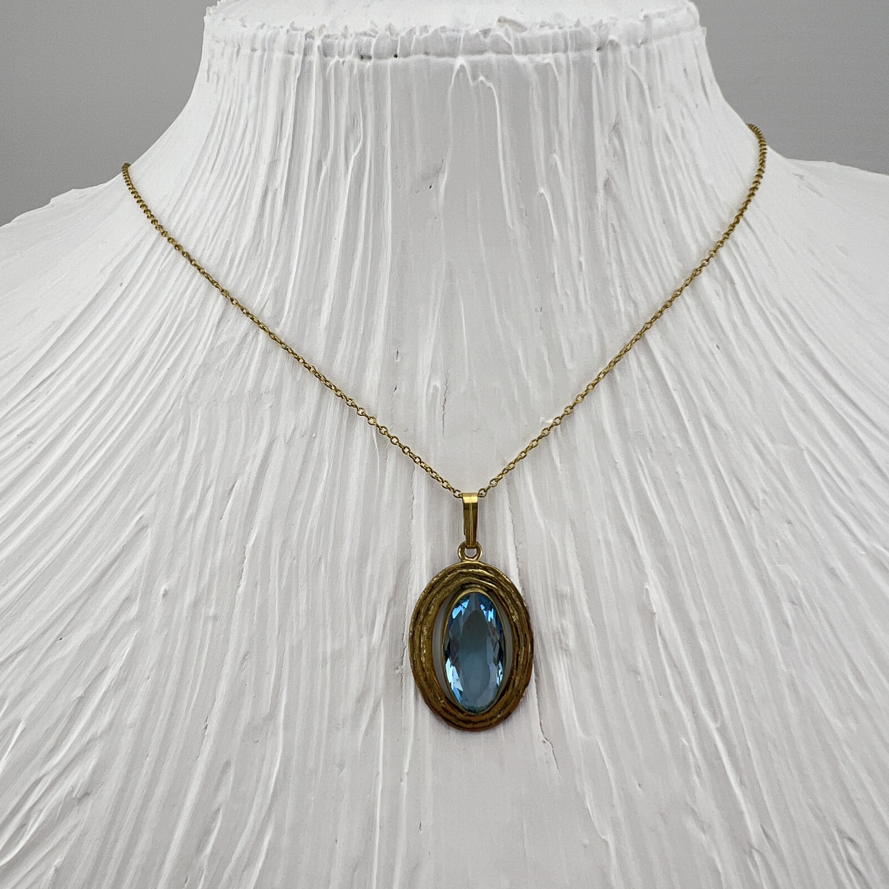 Vintažinis A&D „Rolled Gold“ pakabukas su melsvu akmeniu