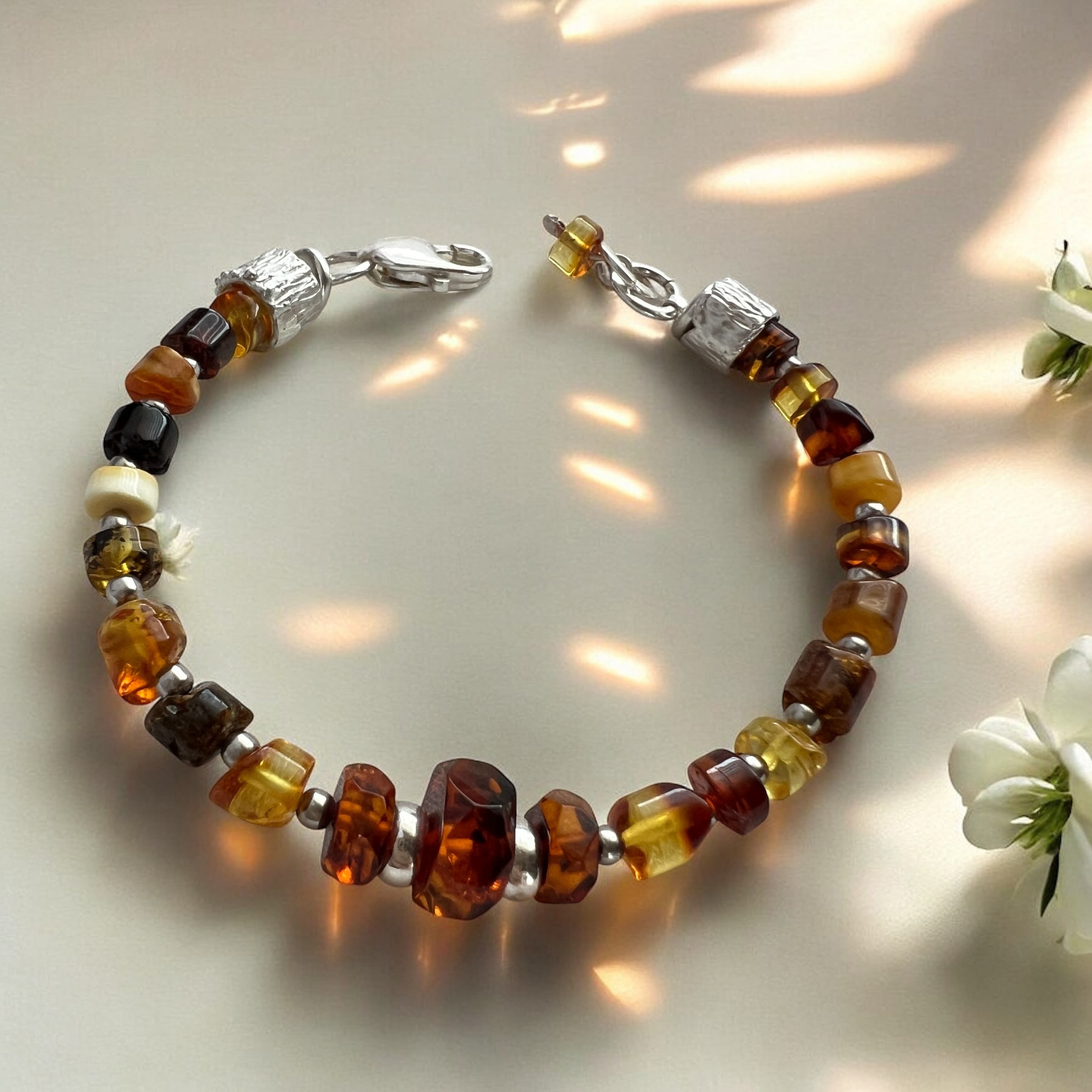 Vienetinė sidabrinė apyrankė su natūraliu gintaru