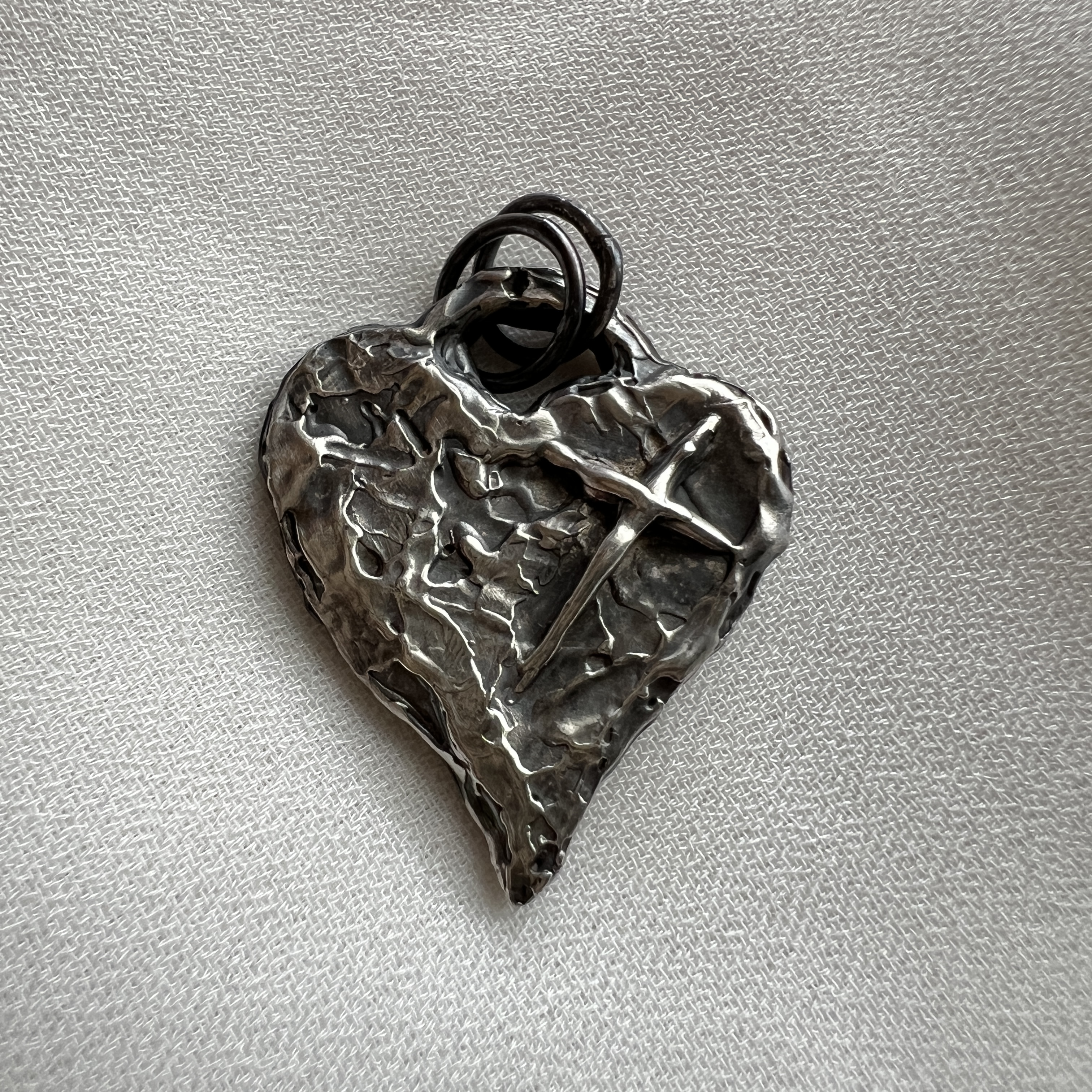 Rankų darbo sidabrinis širdies pakabukas su kryžiumi