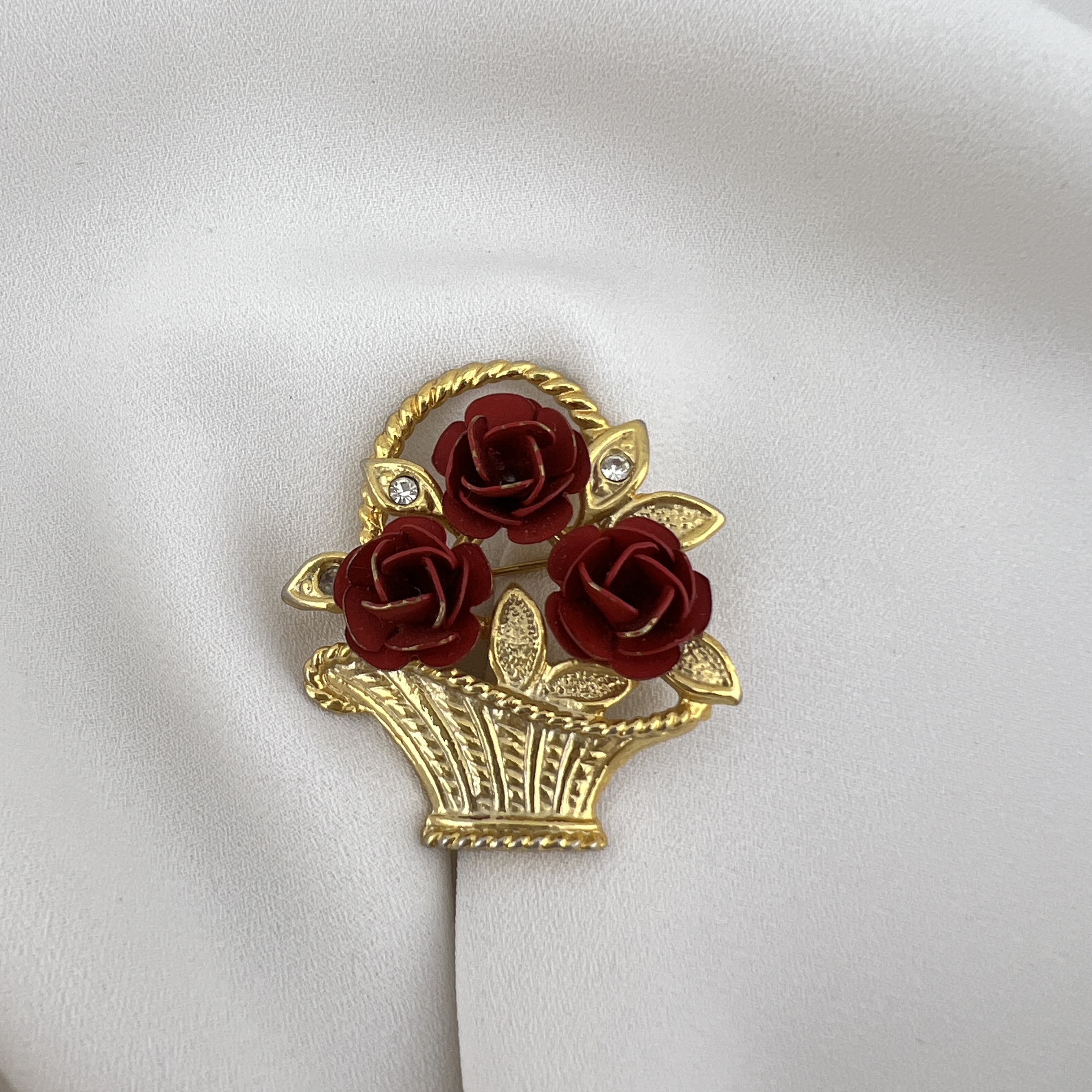 Vintažinė aukso spalvos sagė „Rožių krepšelis“