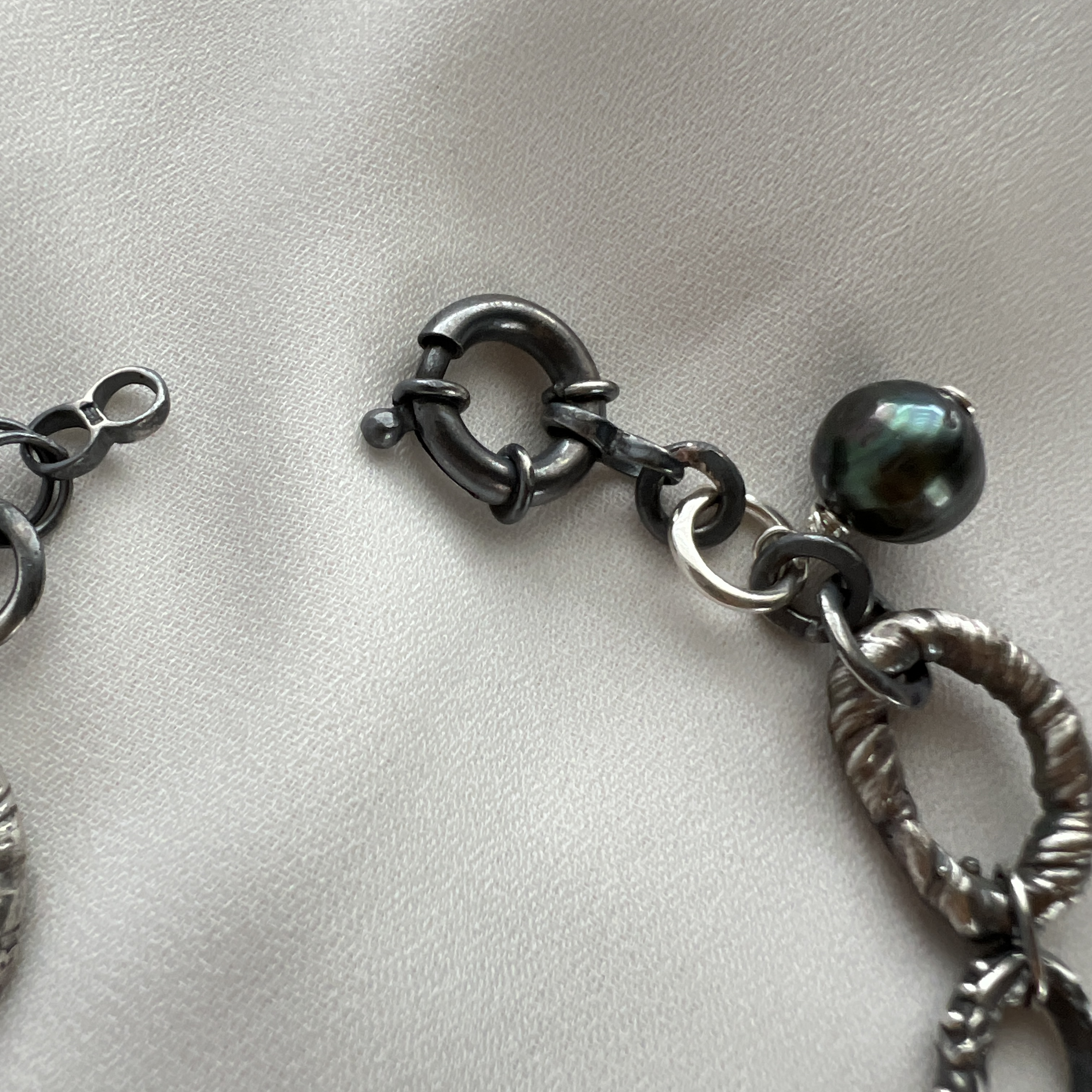 Rankų darbo sidabrinė apyrankė su perlais