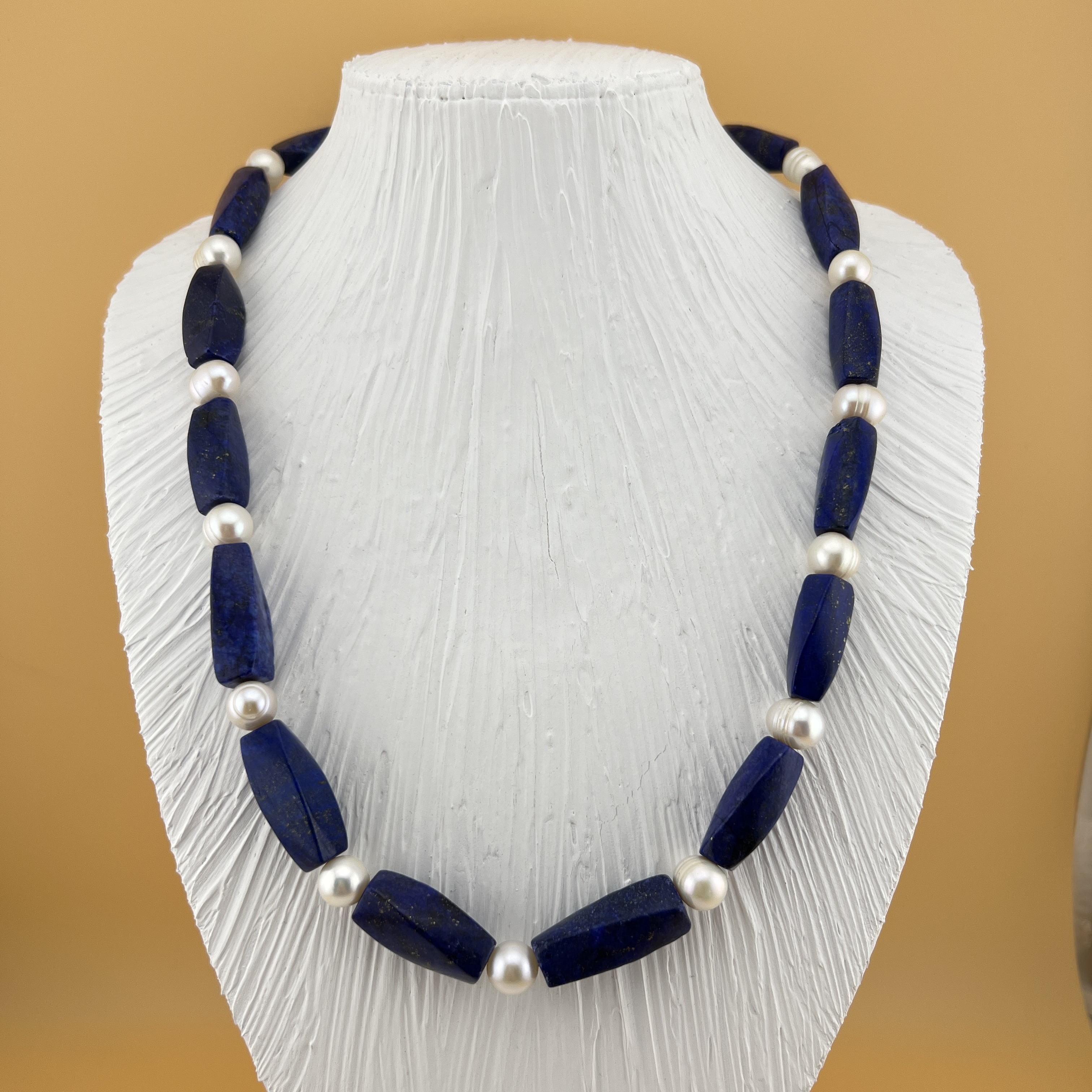 Autentiškas lapis lazuli ir gėlavandenių perlų vėrinys