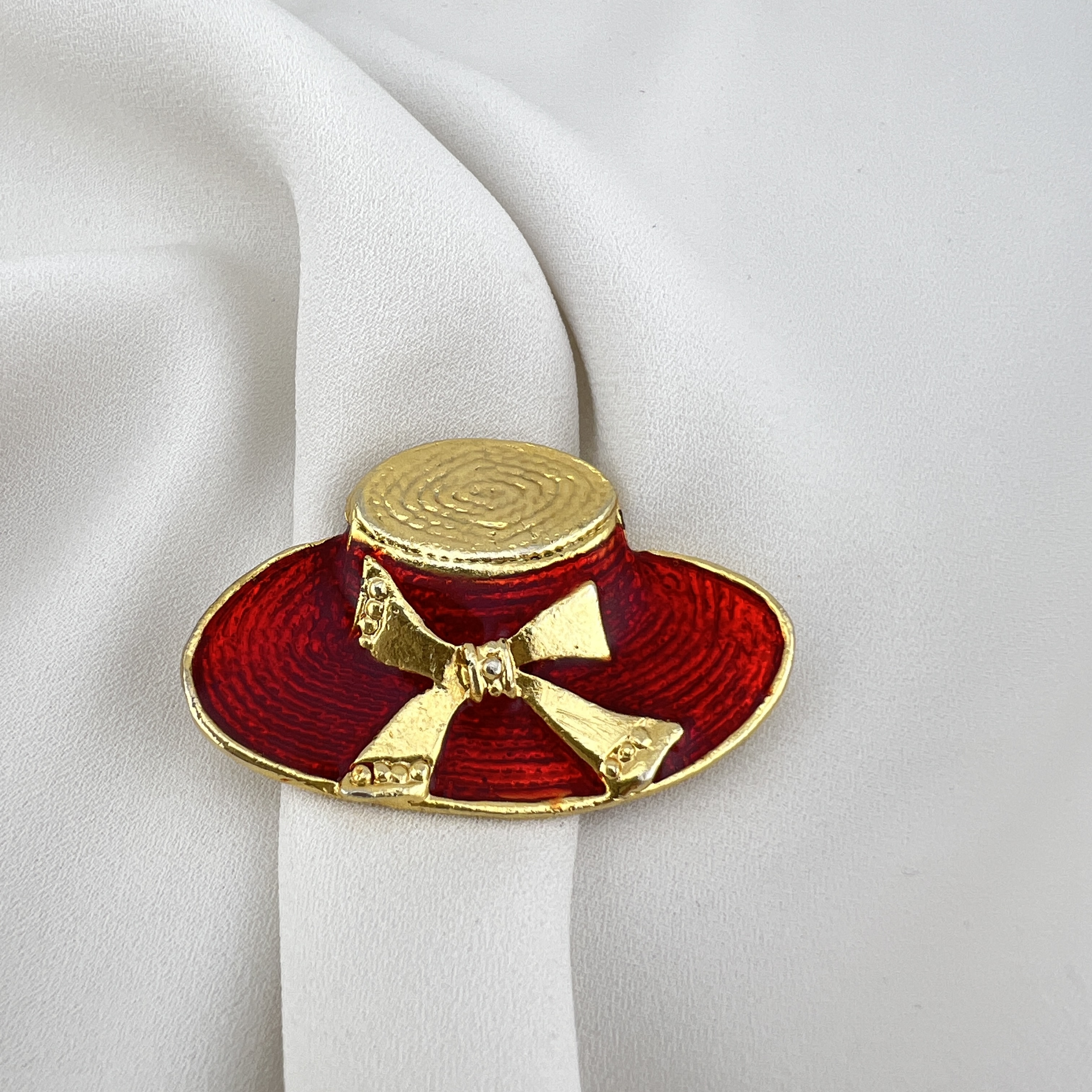 Vintažinė sagė „Raudonoji skrybėlaitė“ – žaismingas elegancijos akcentas