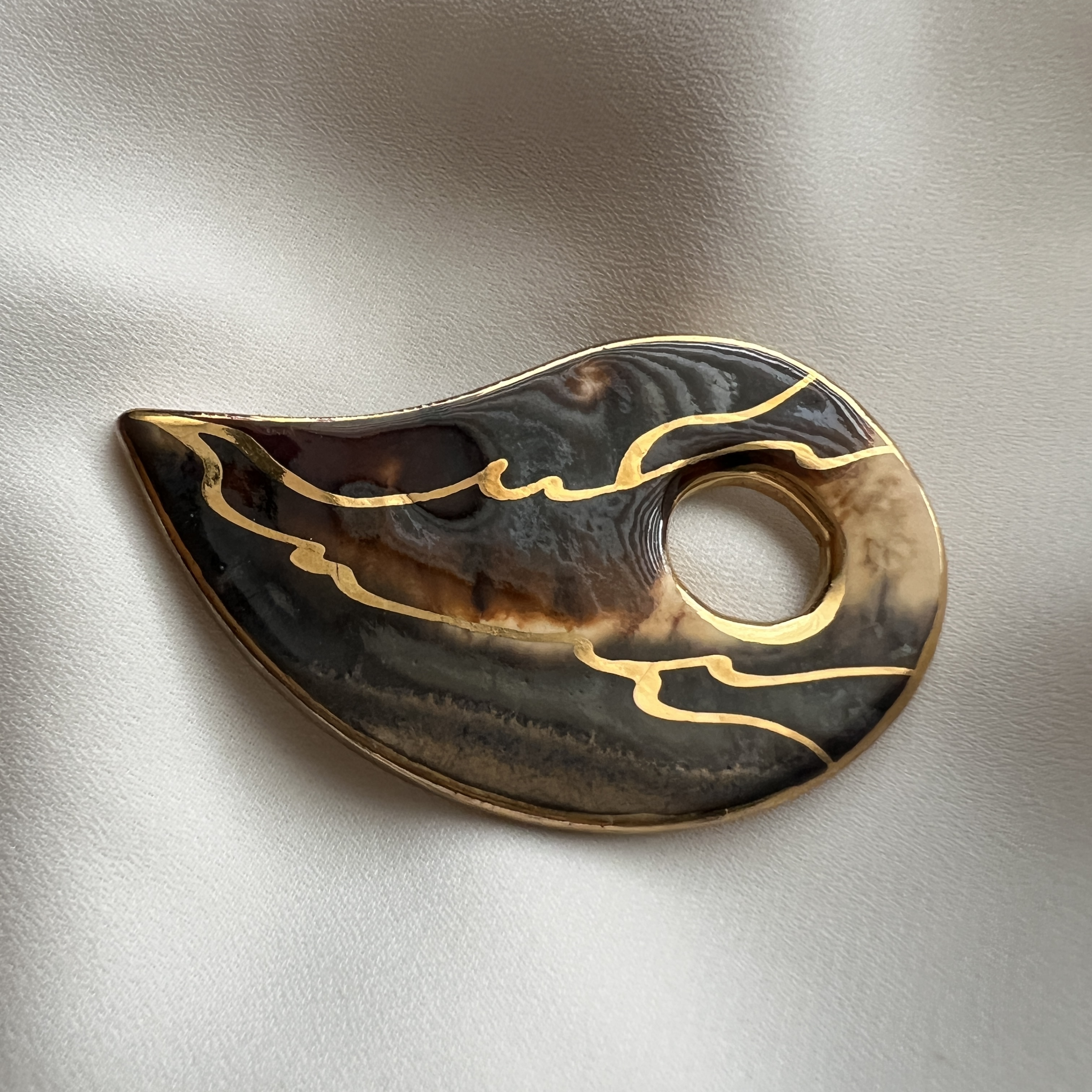 Vintažinė abstrakti segė, organiškų formų