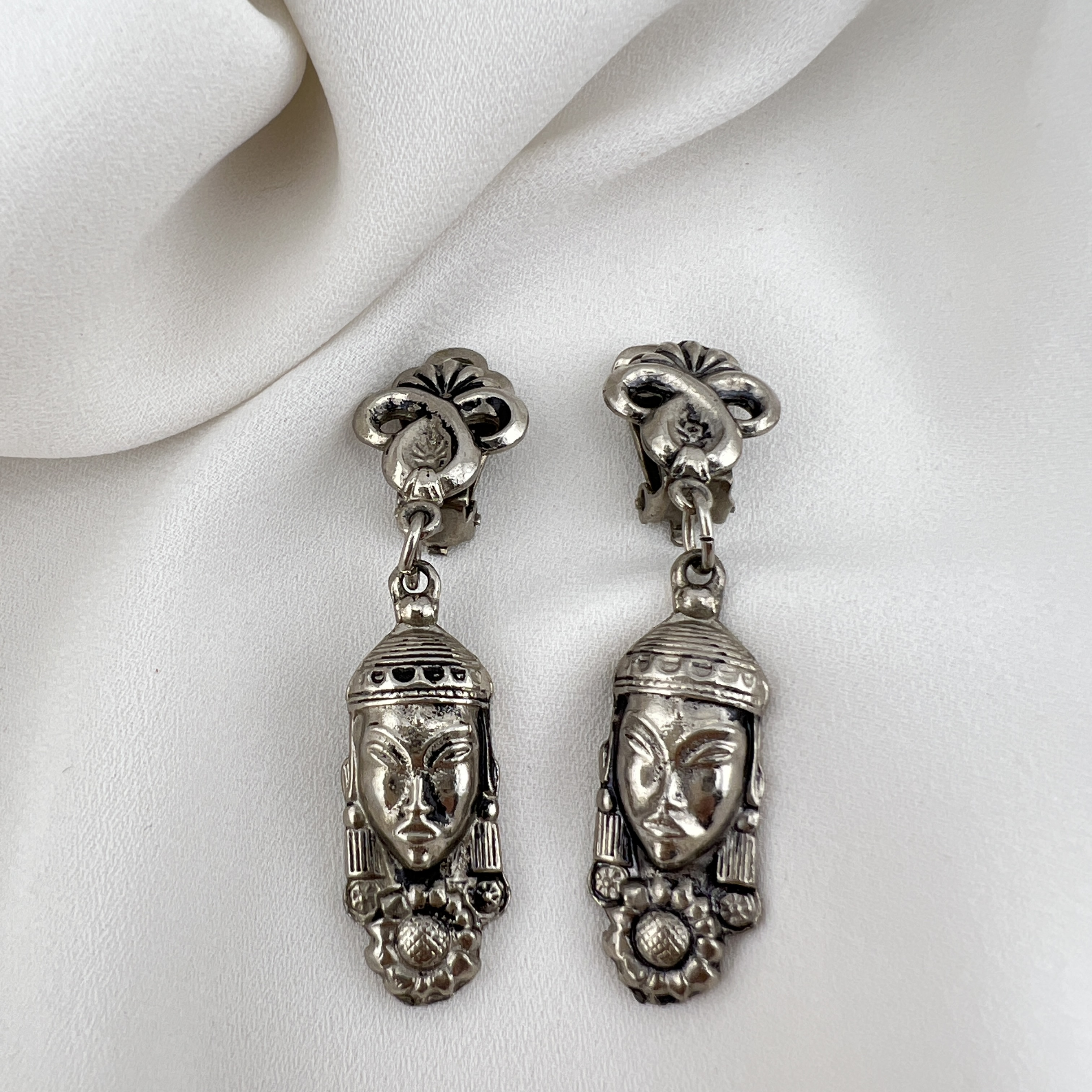 Sidabro spalvos vintažiniai klipsai „Genties kaukės“